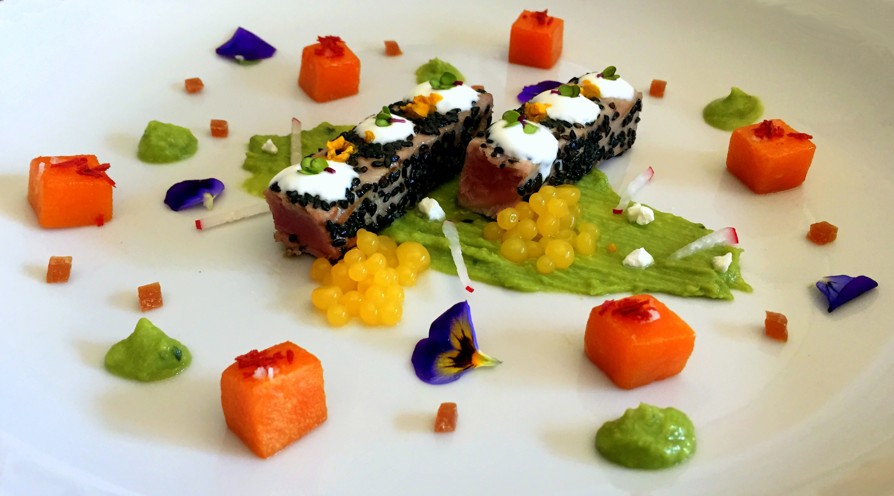 Lingotes de atún rojo con guacamole, calabaza confitada y caviar de mango