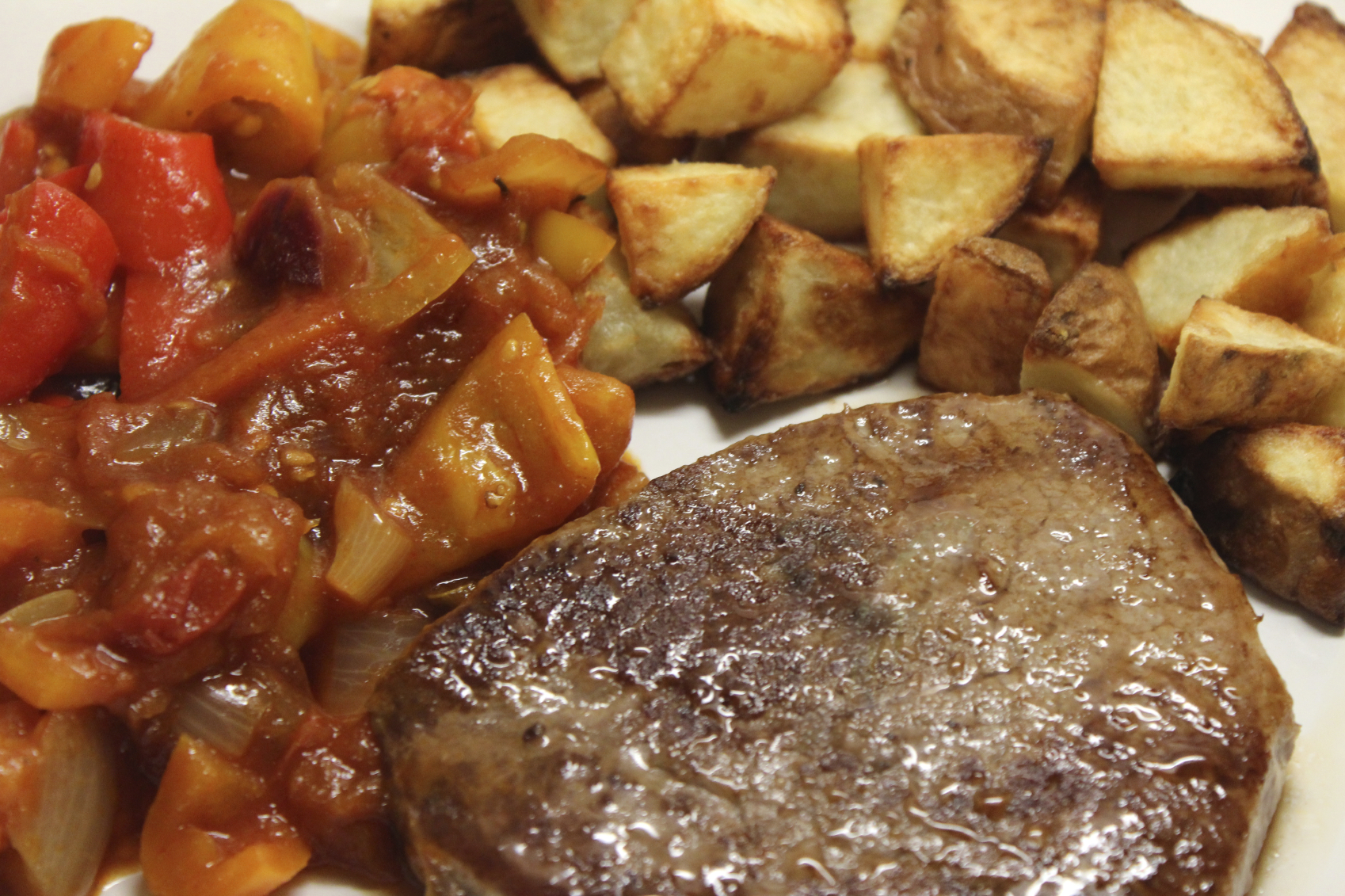 Lomo asado con verduras y patatas 