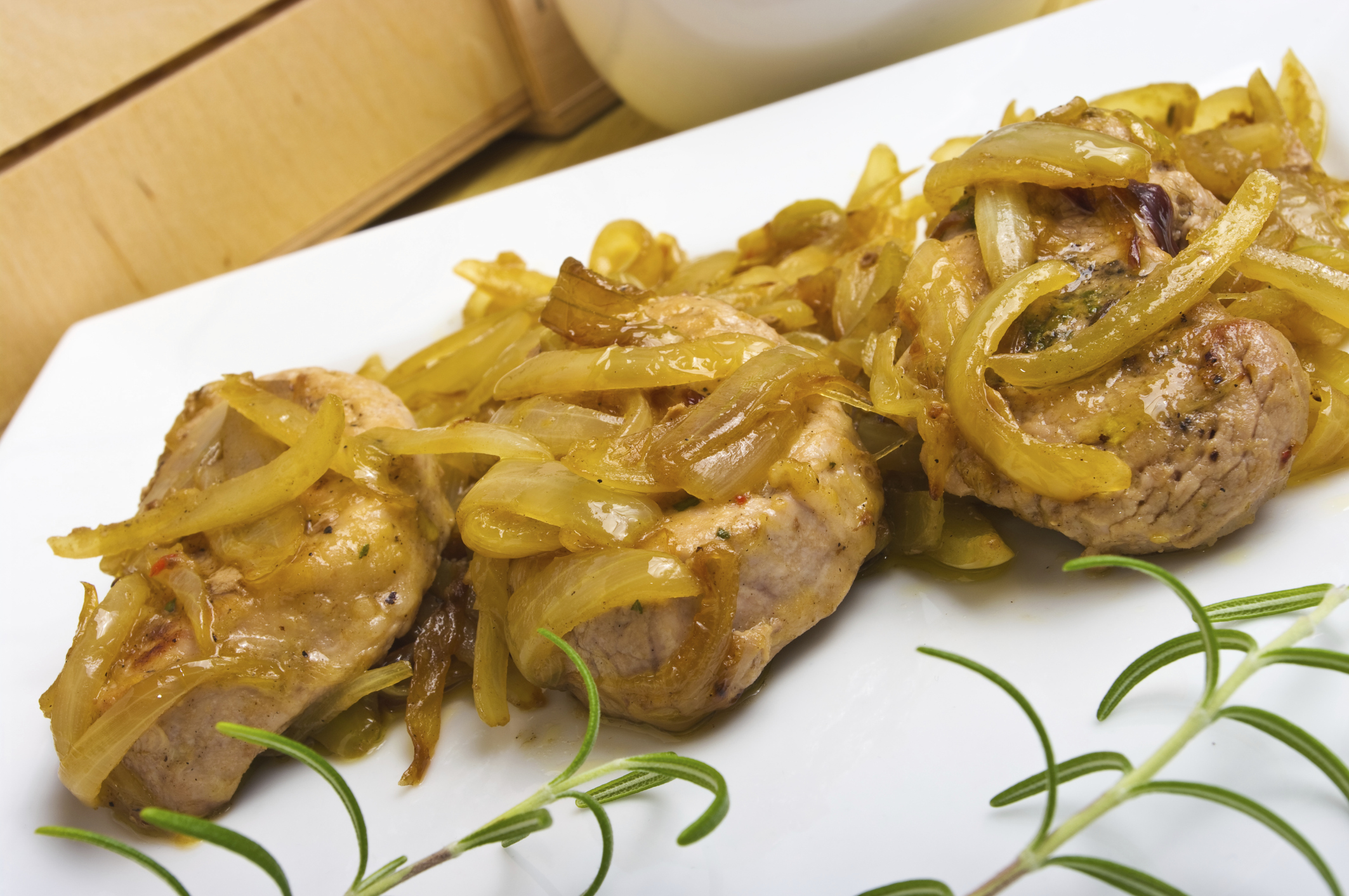 Lomo de cerdo con cebolla caramelizada 