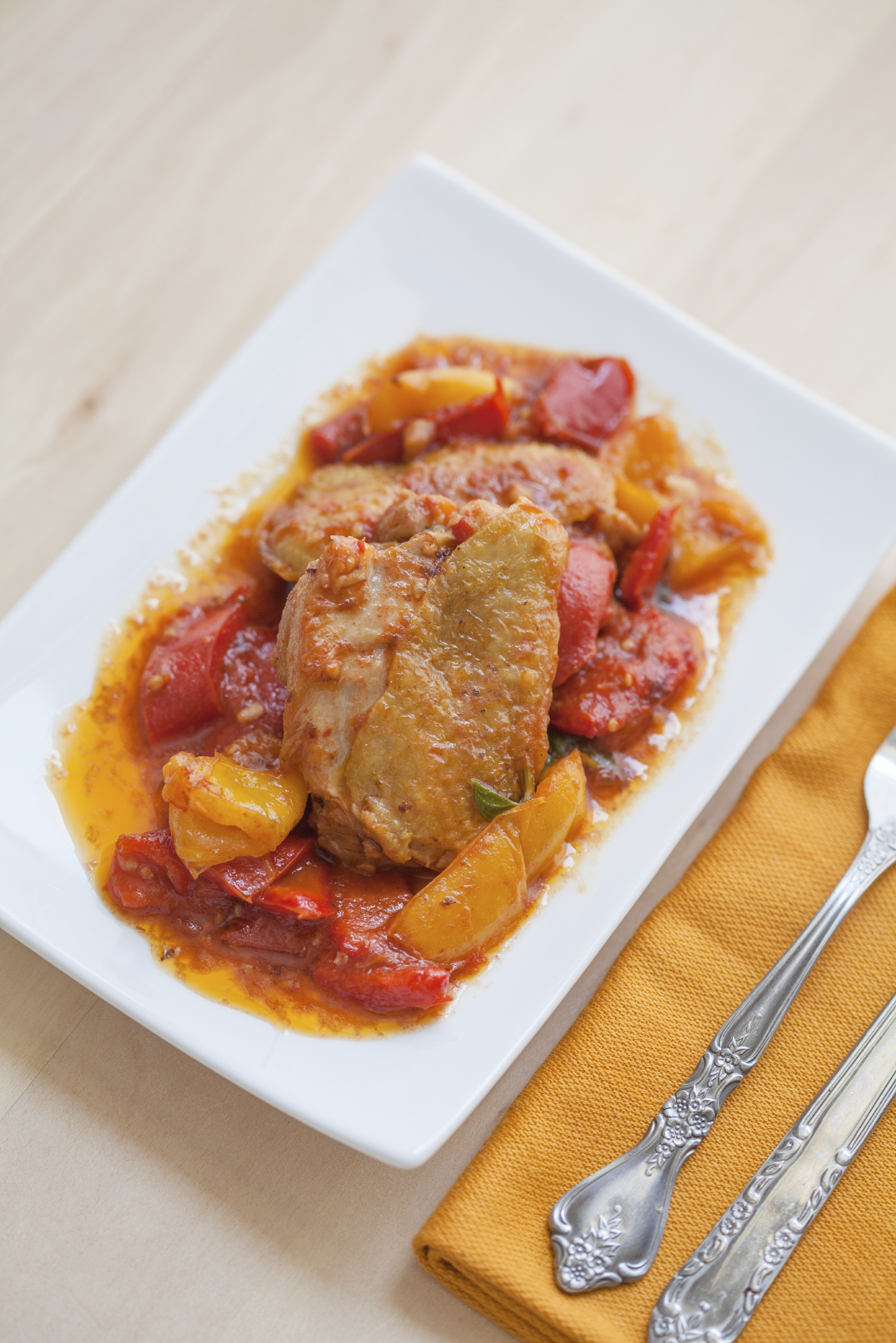 Pollo frito con pimientos y pimentón