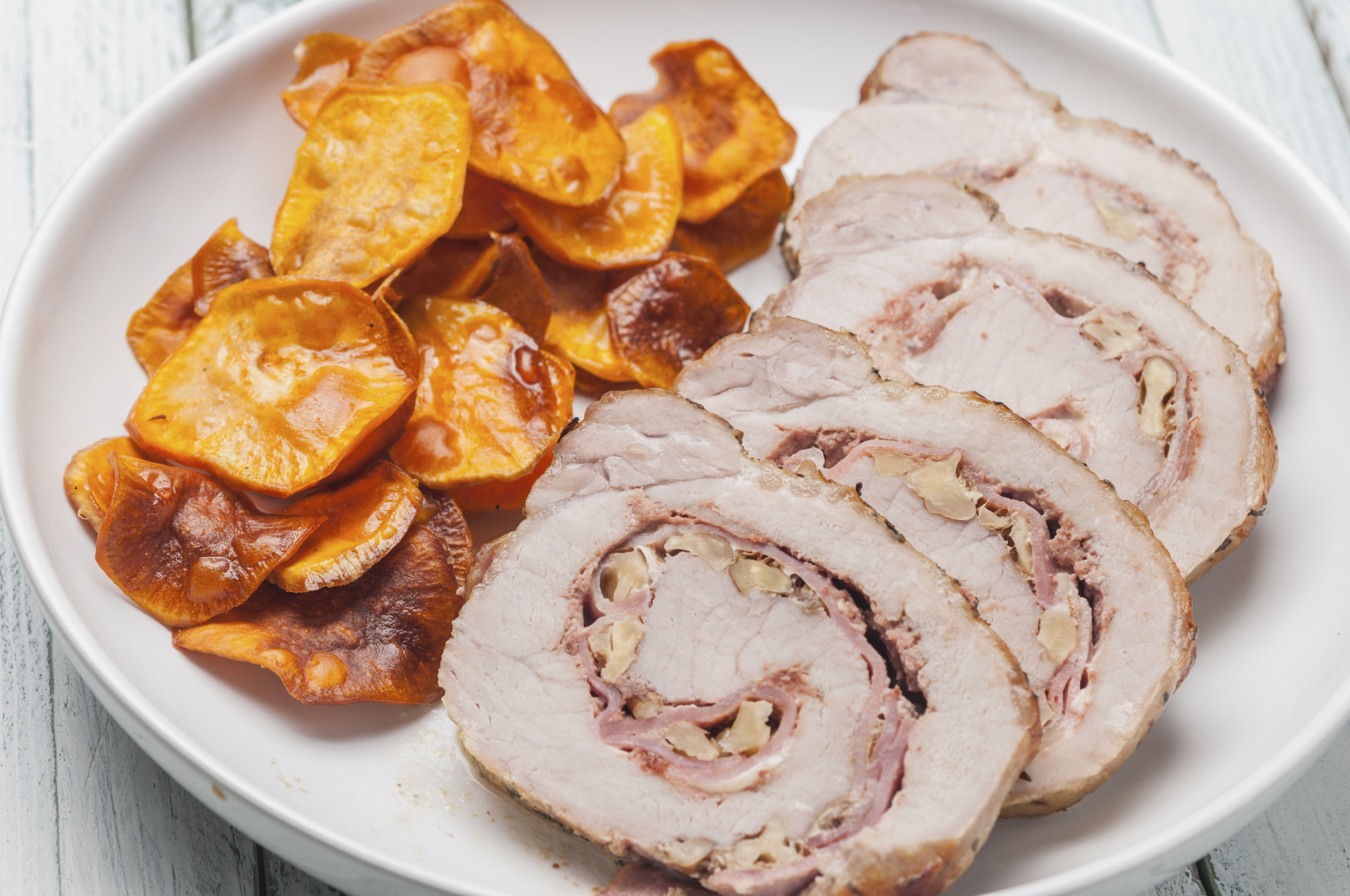 Lomo relleno de beicon, queso y nueces