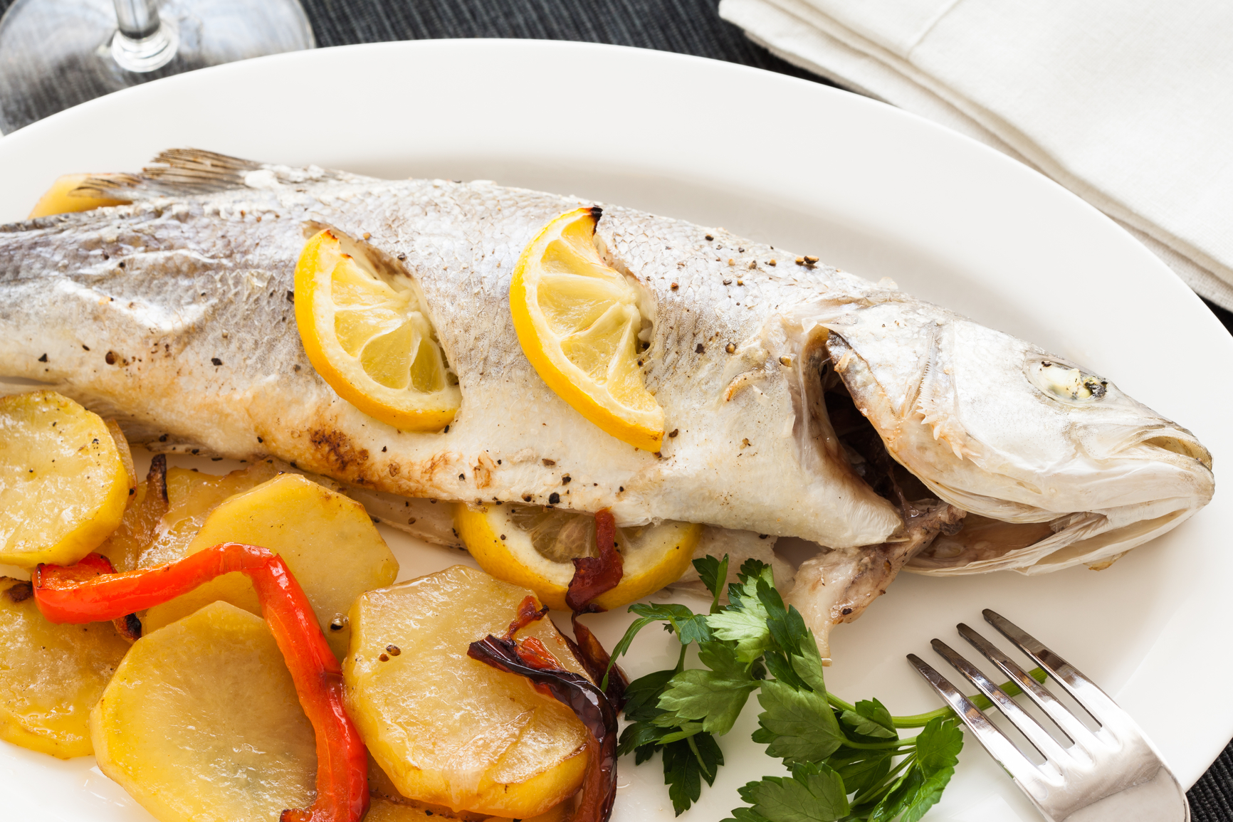 Lubina al horno fácil con patatas y cebolla