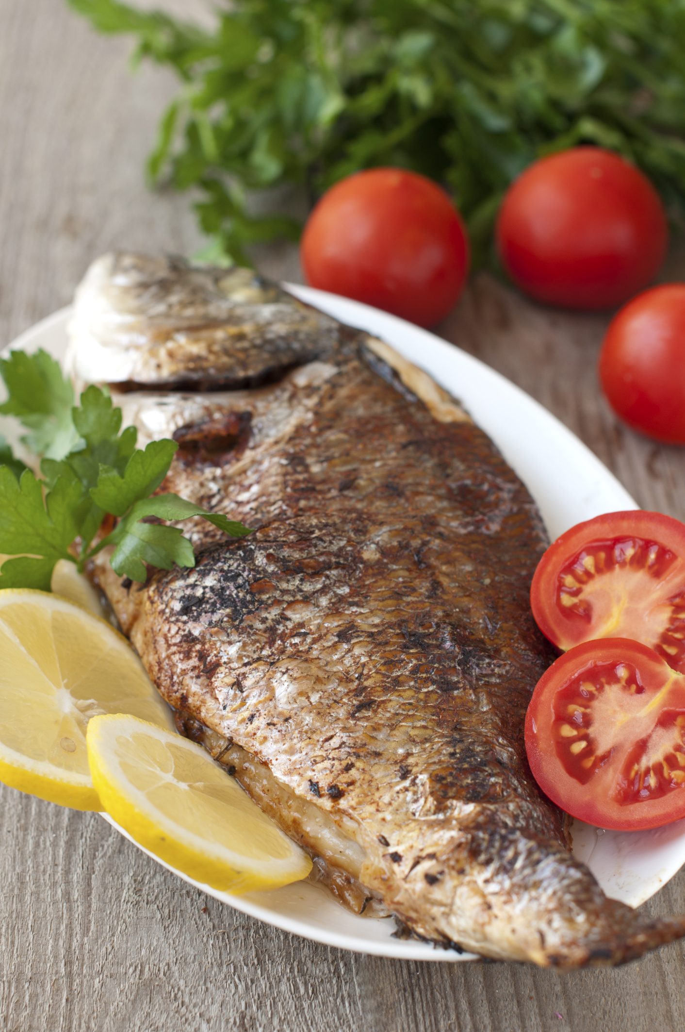 Lubina rellena de verduras al horno