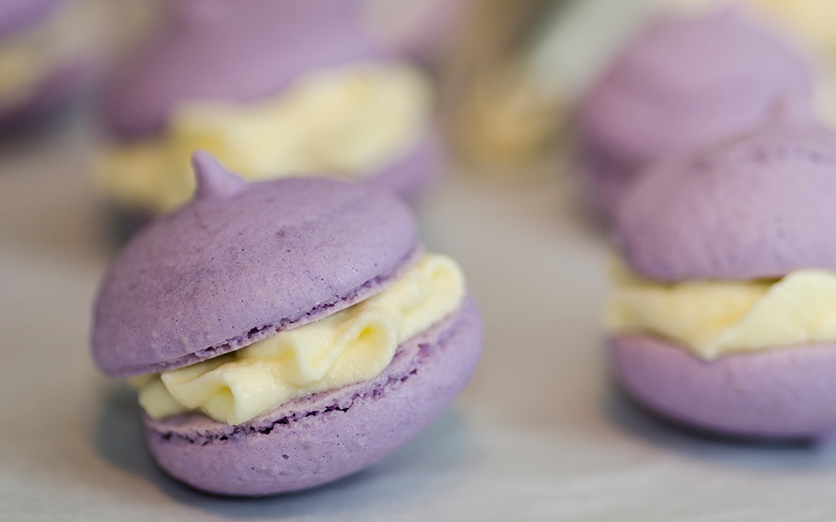 Macarons de violetas y crema