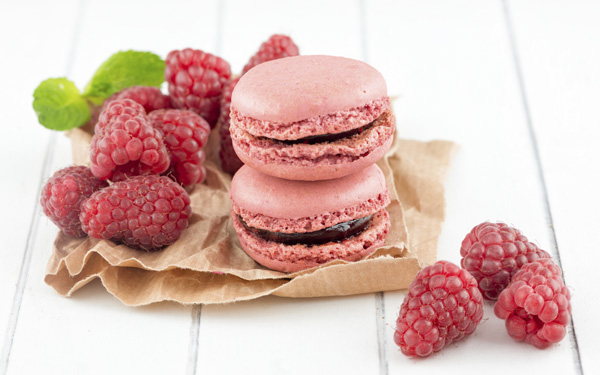 Macarons de frambuesa rellenos de chocolate