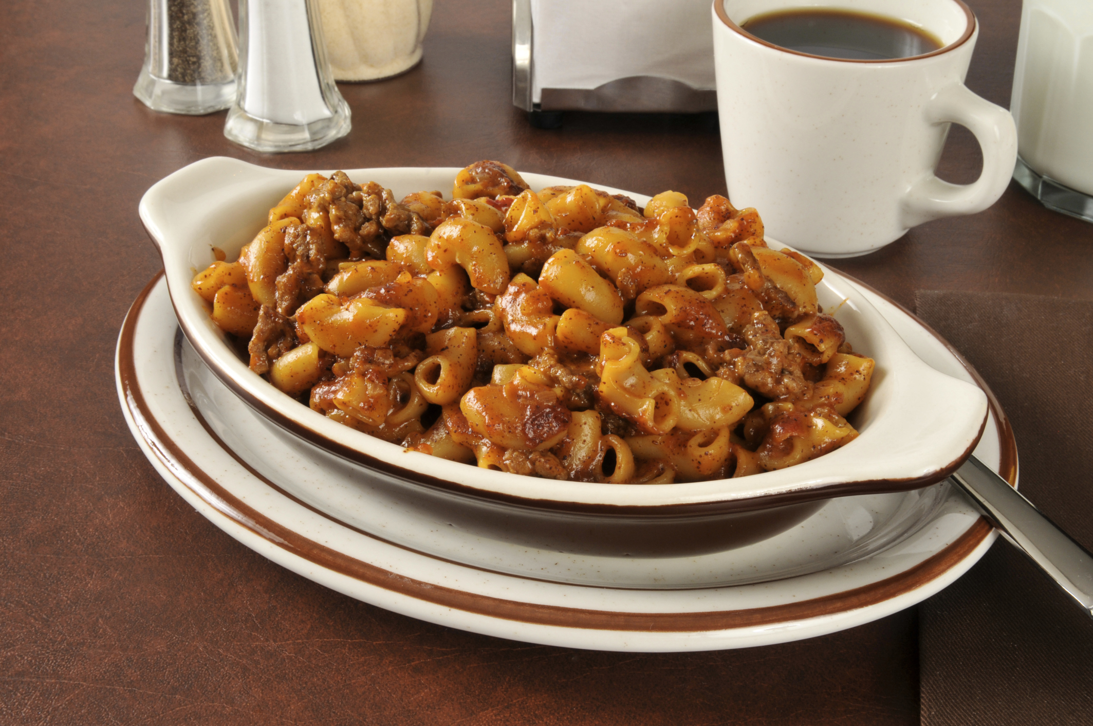 Macarrones con carne en salsa de tomate