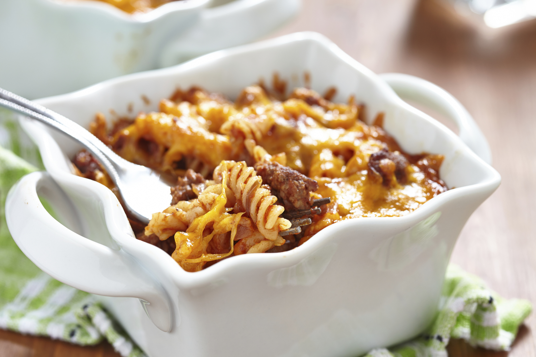 Macarrones con carne en salsa de vino tinto