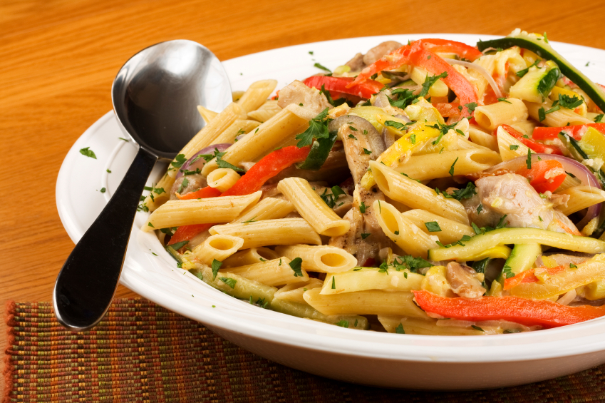 Macarrones con verdura y pollo trufados