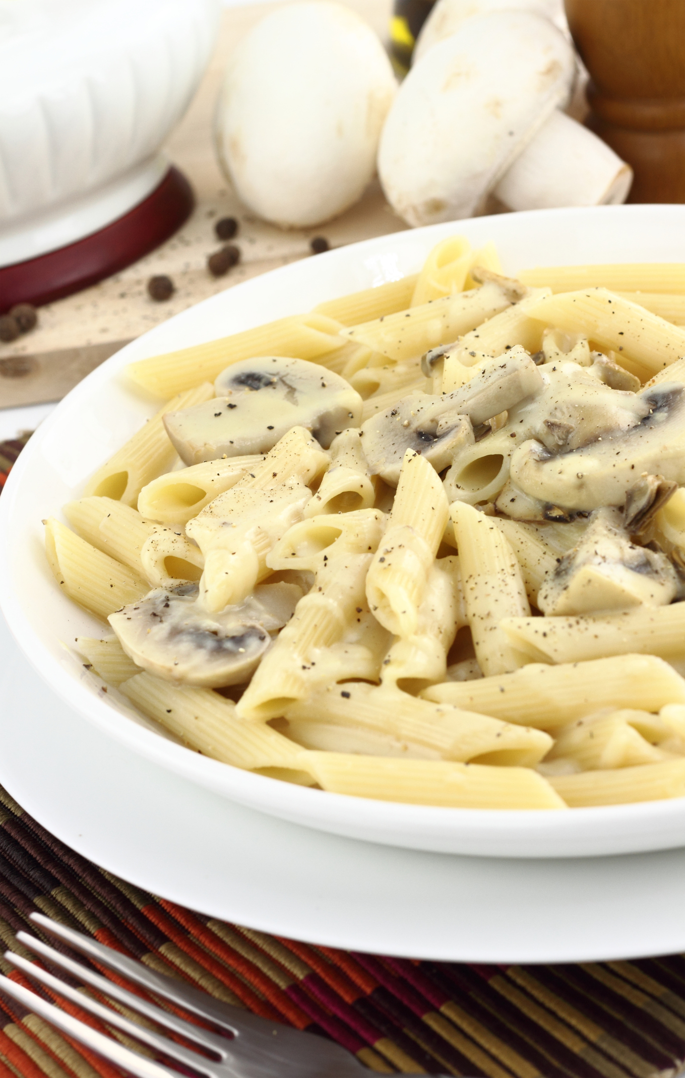 Macarrones a la carbonara auténtica, con champiñones