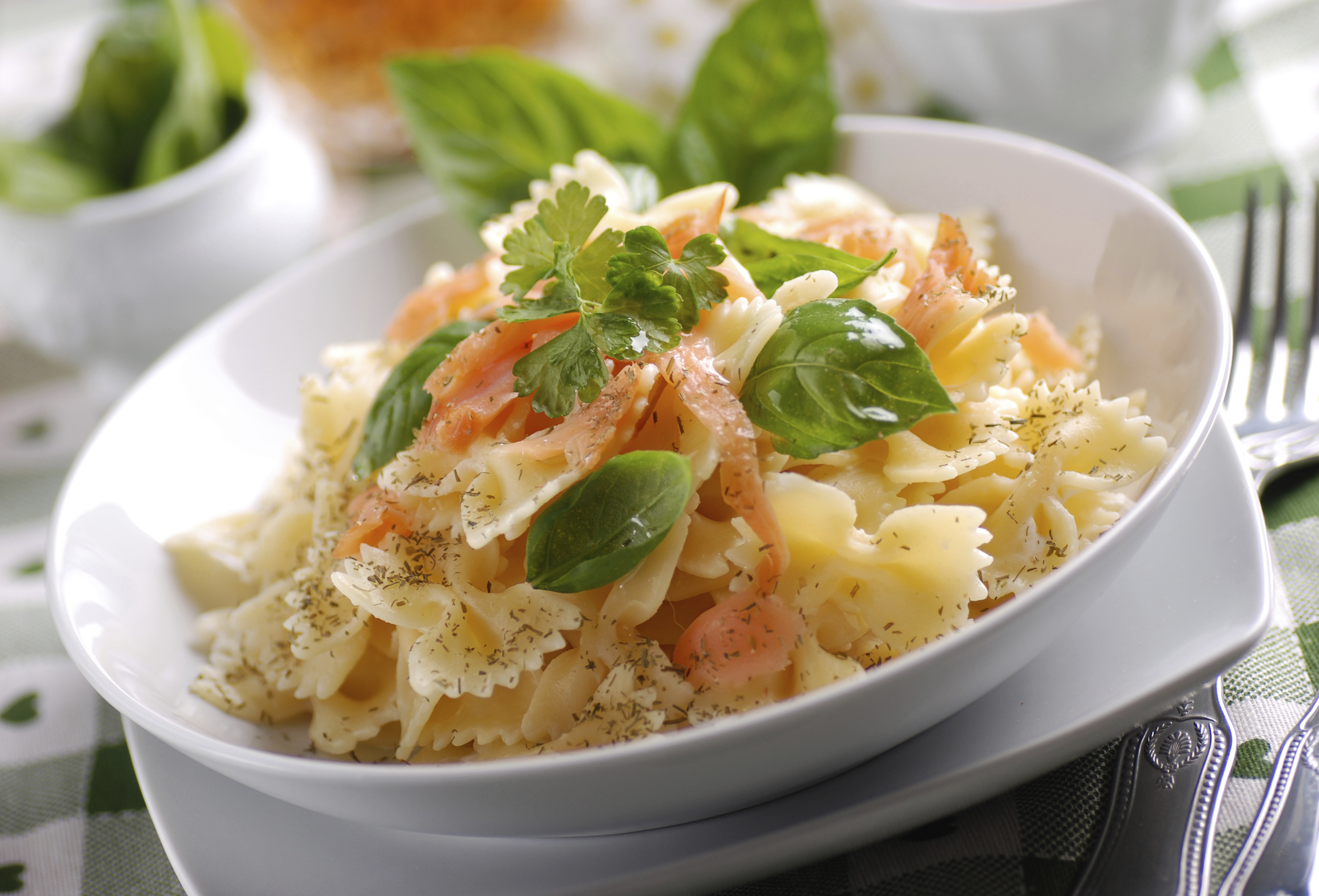 Pasta con salmón y albahaca