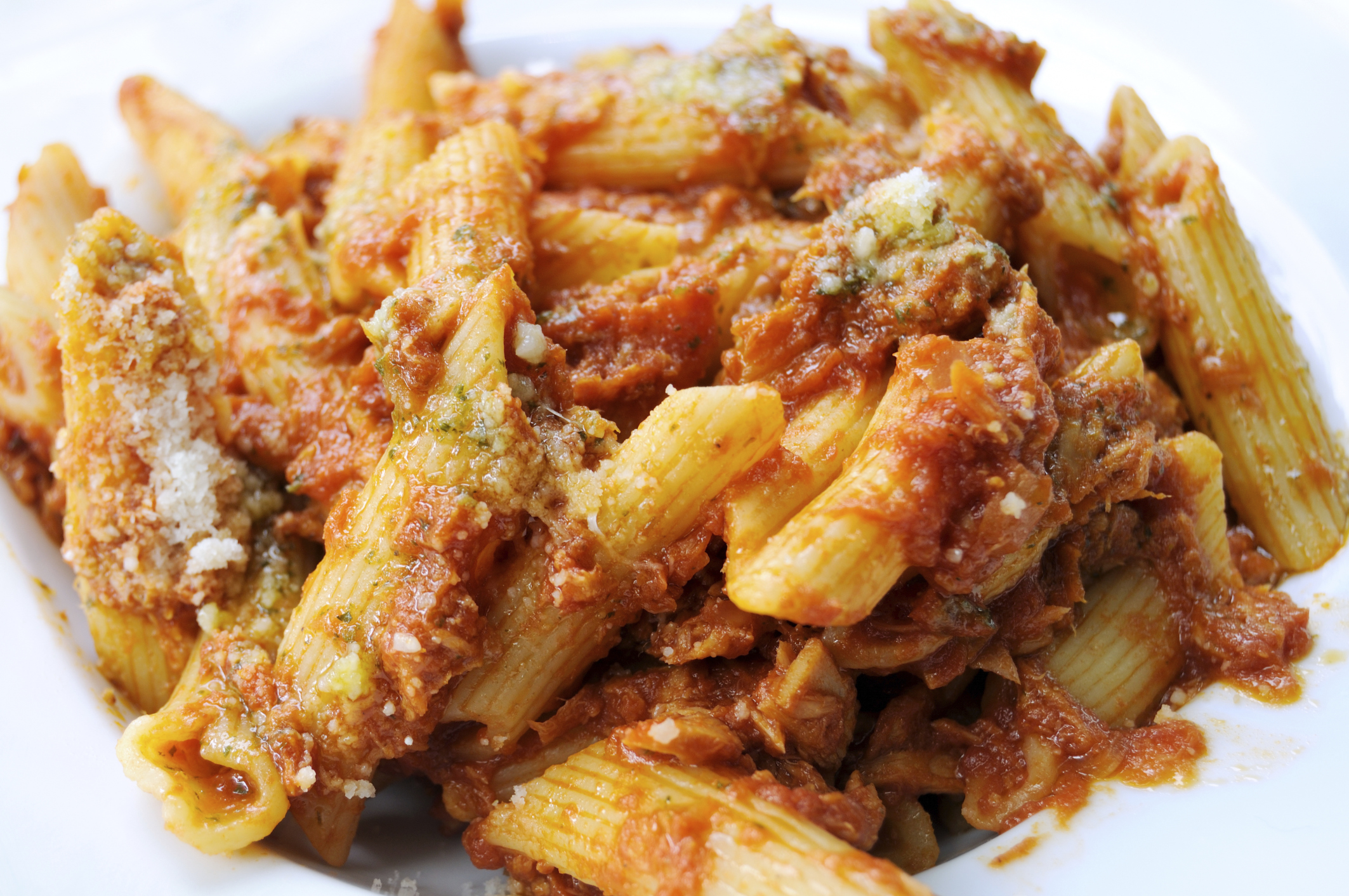 Macarrones con salsa de tomate y atún