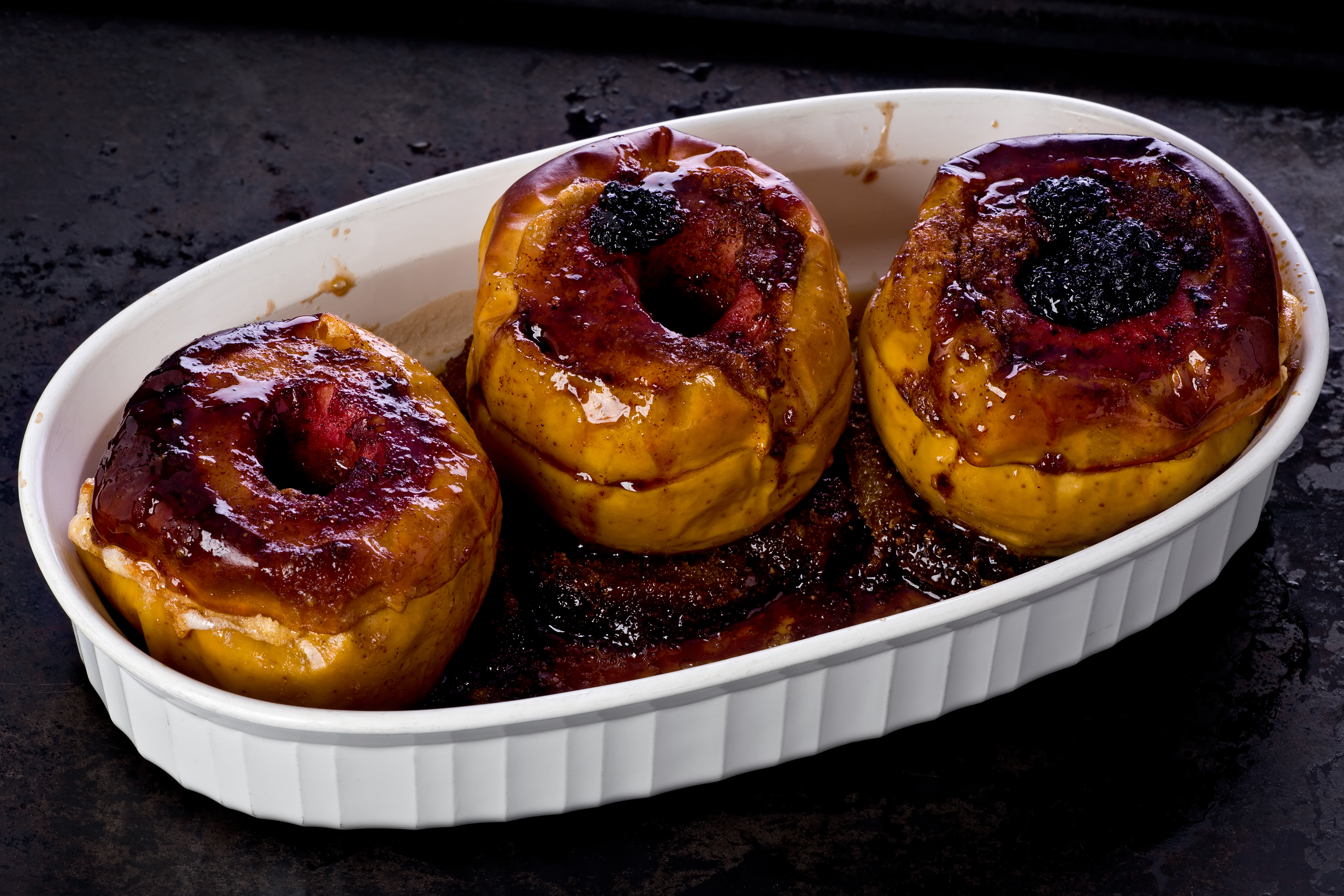 Manzanas asadas con frutos del bosque y helado