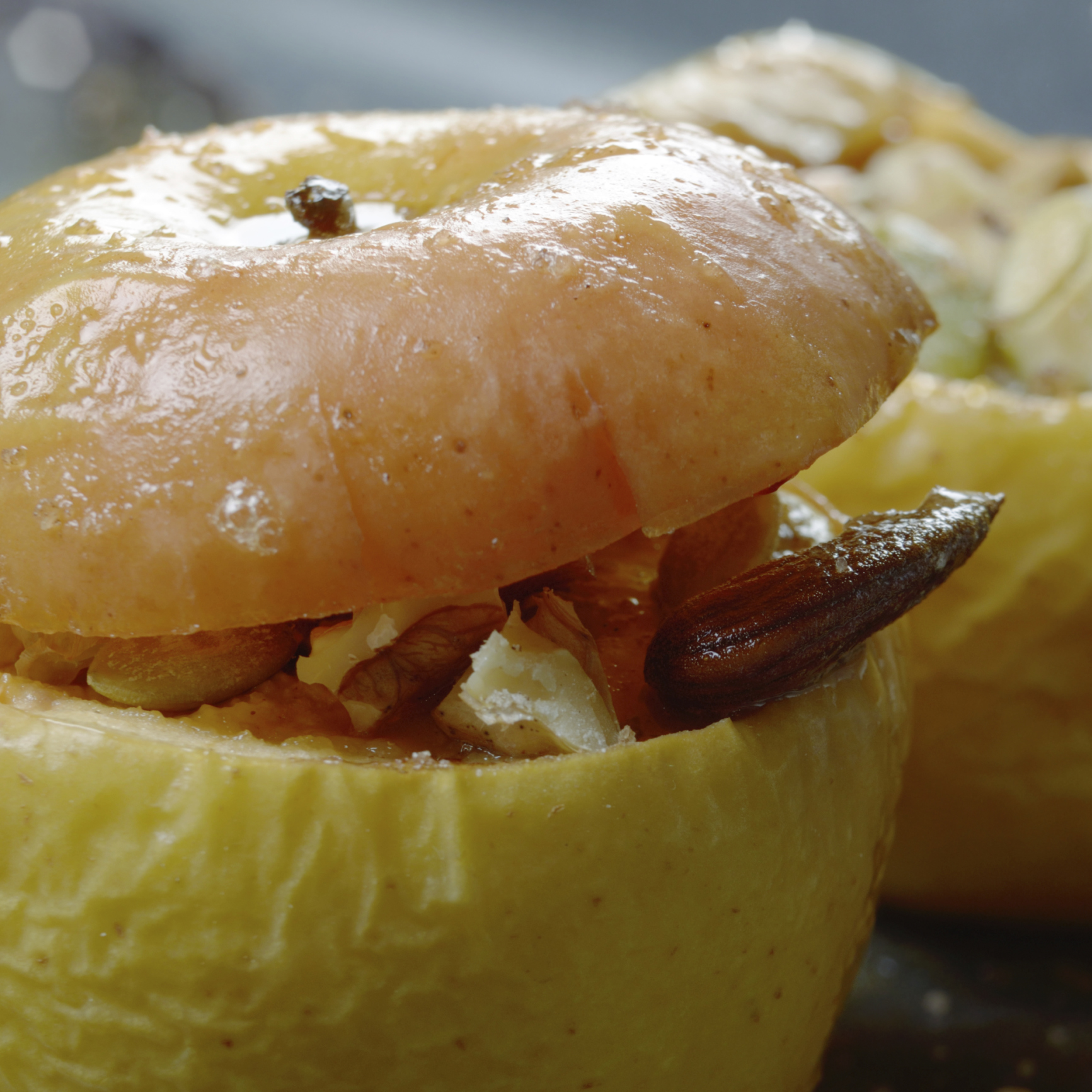 Manzanas rellenas al horno con salsa de sidra