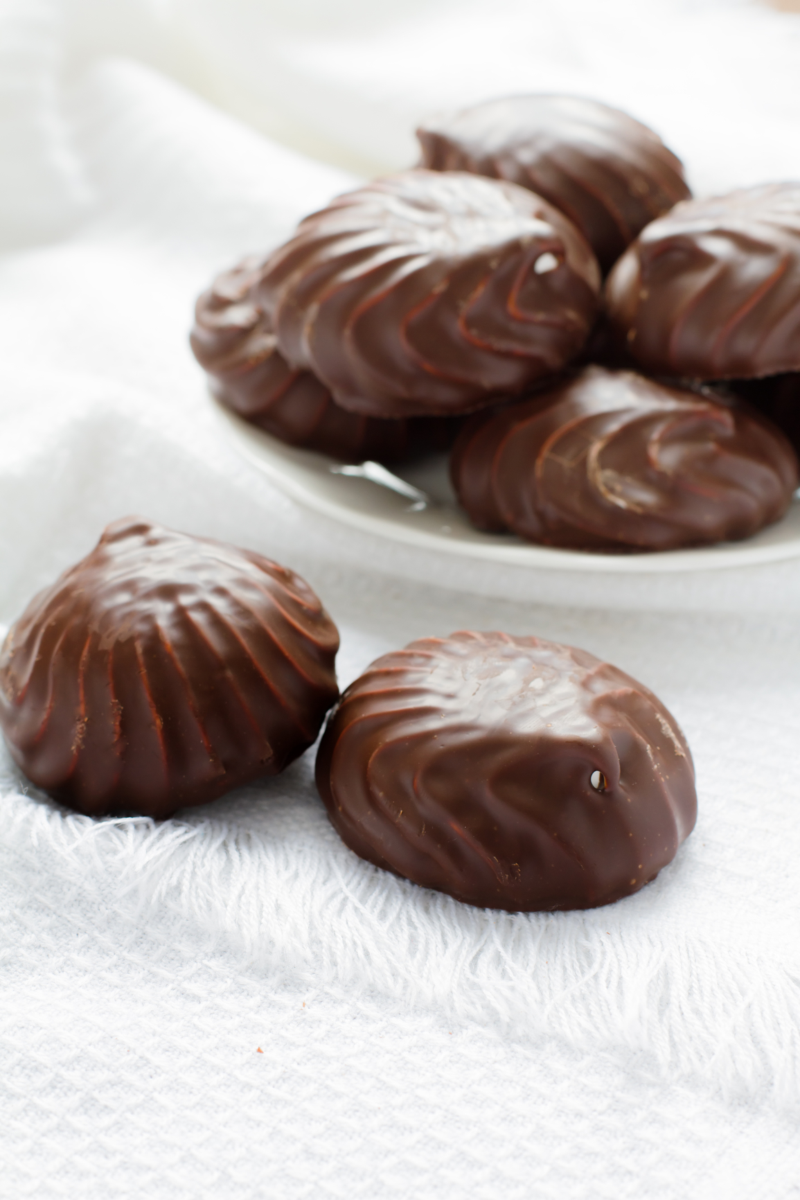 Masitas rellenas de merengue bañadas con chocolate
