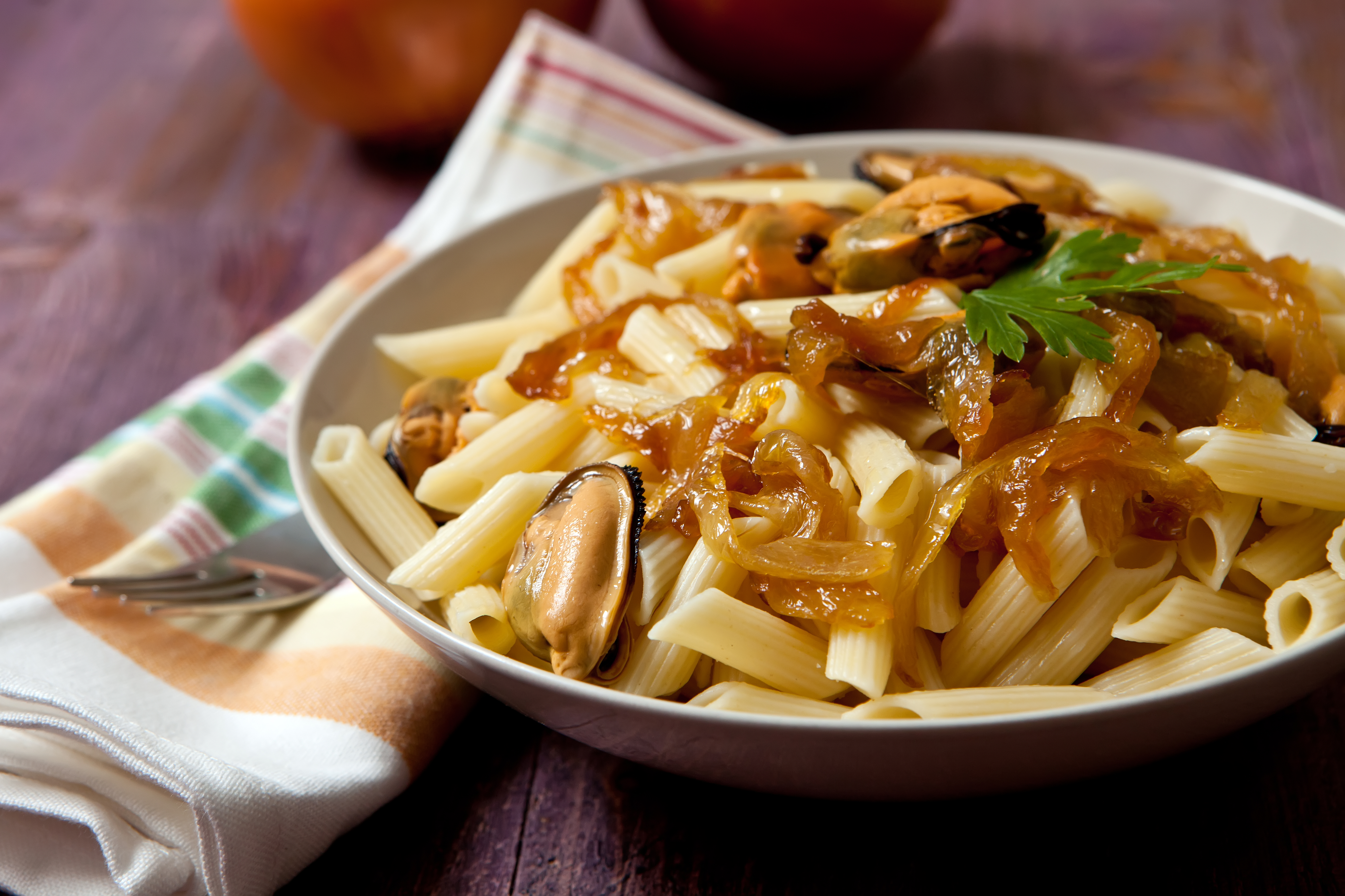 Pasta con mejillones y cebolla caramelizada