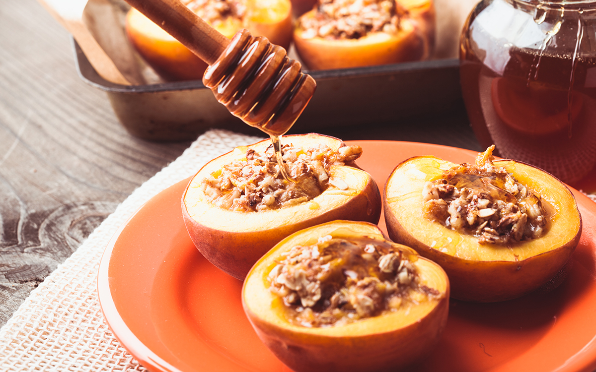 Melocotones al horno rellenos de nueces y miel