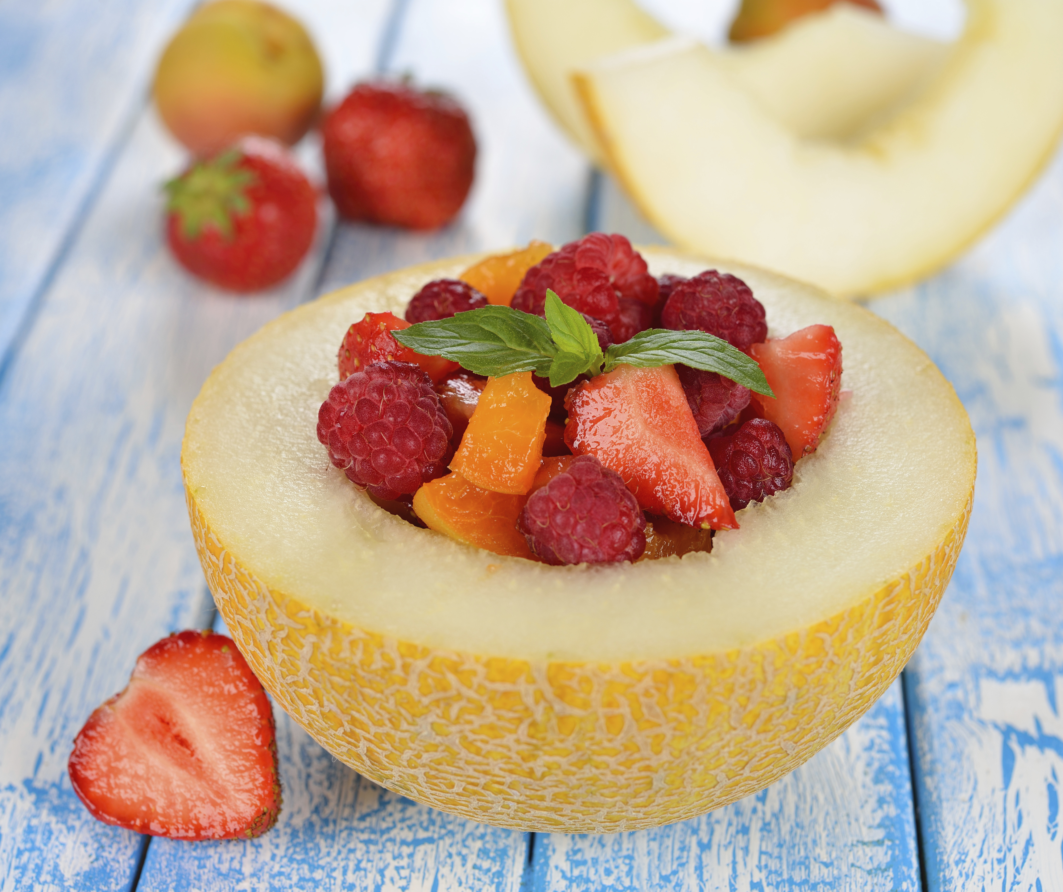 Melón relleno de frutas y helado