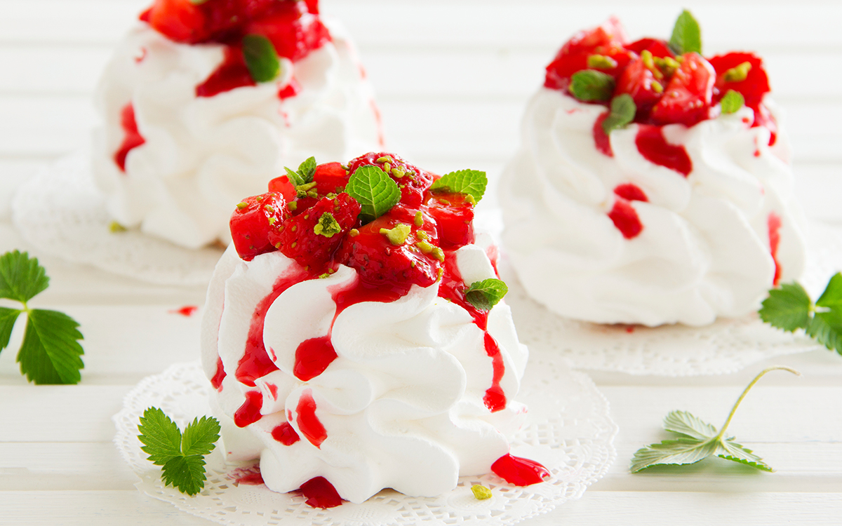 Merengue pavlova con fresas y sirope