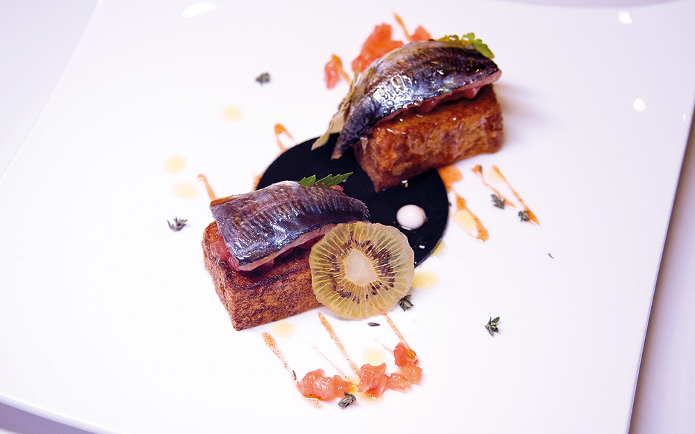 Torrijas de tomate con jurel y miel de pimentón de la Vera