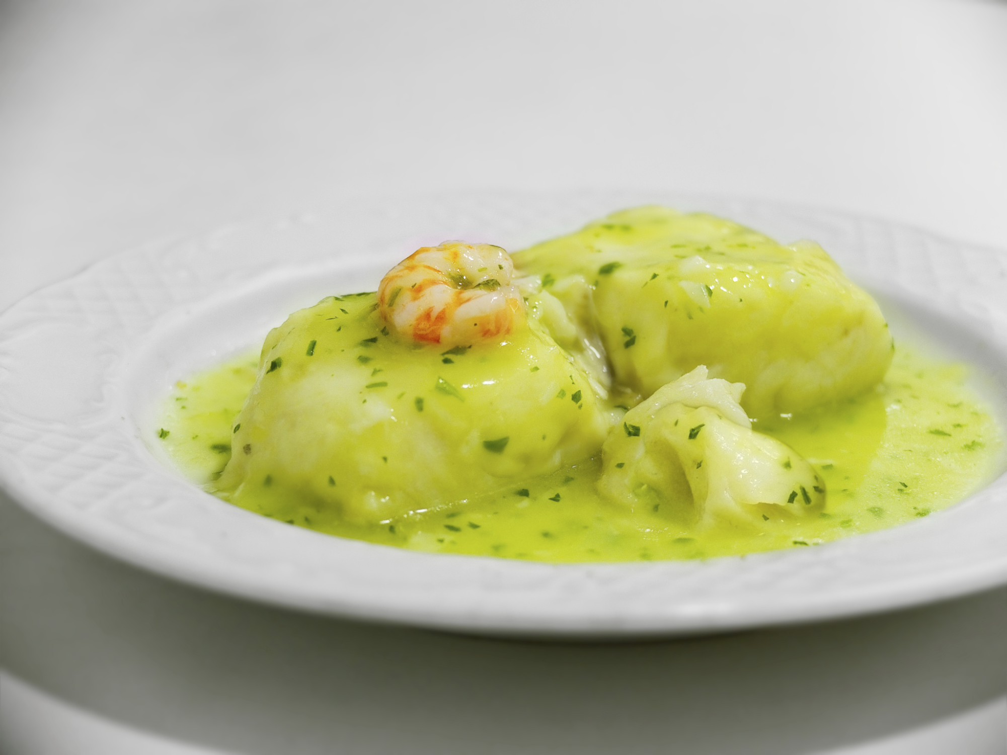 Merluza con gambas en salsa verde