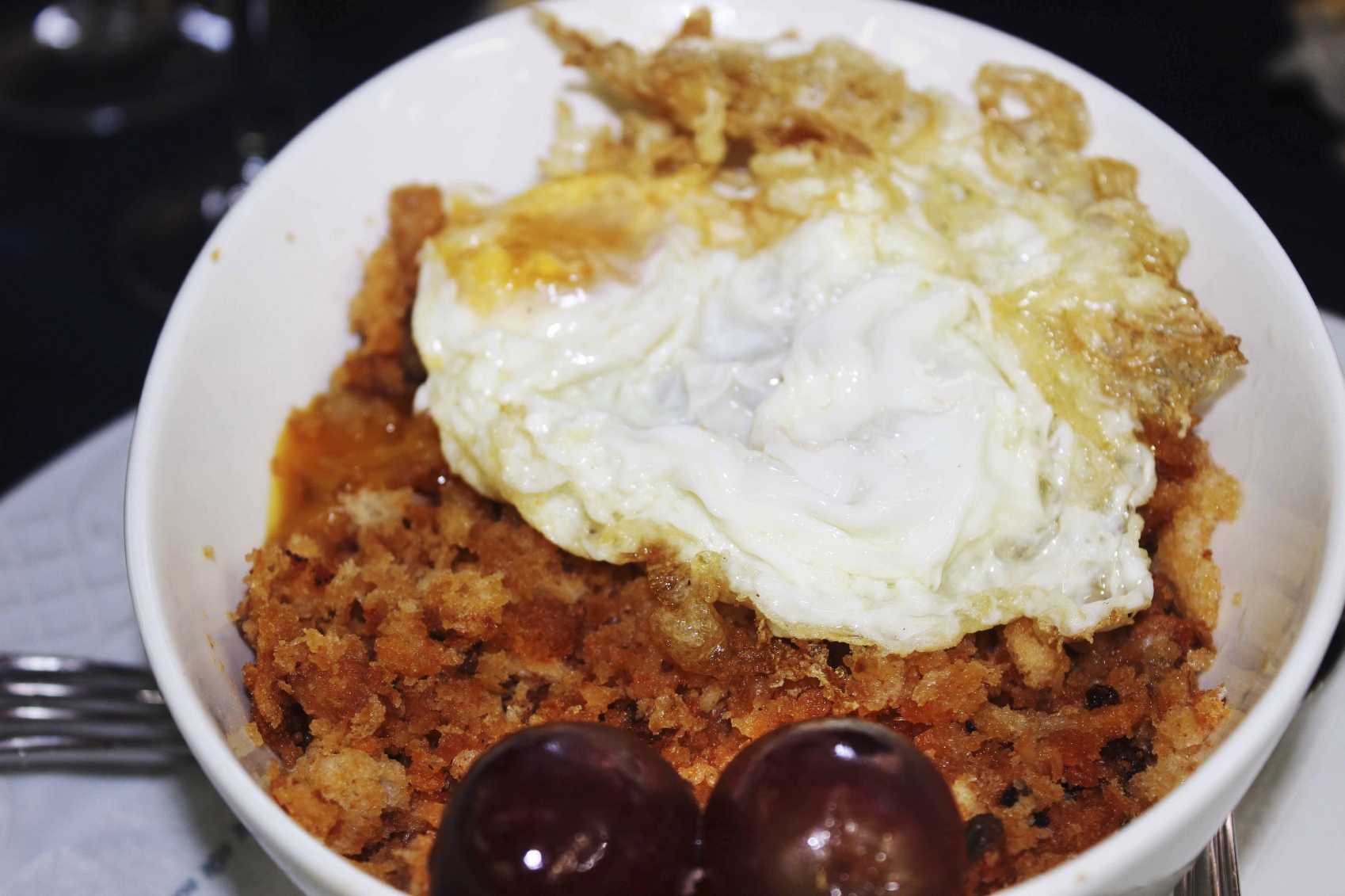 Migas con huevos y uvas