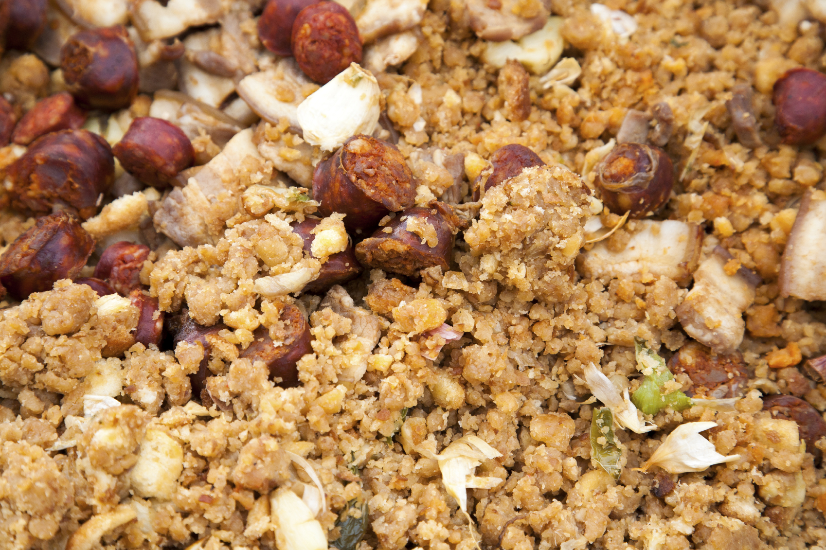 Migas de pan de pastor