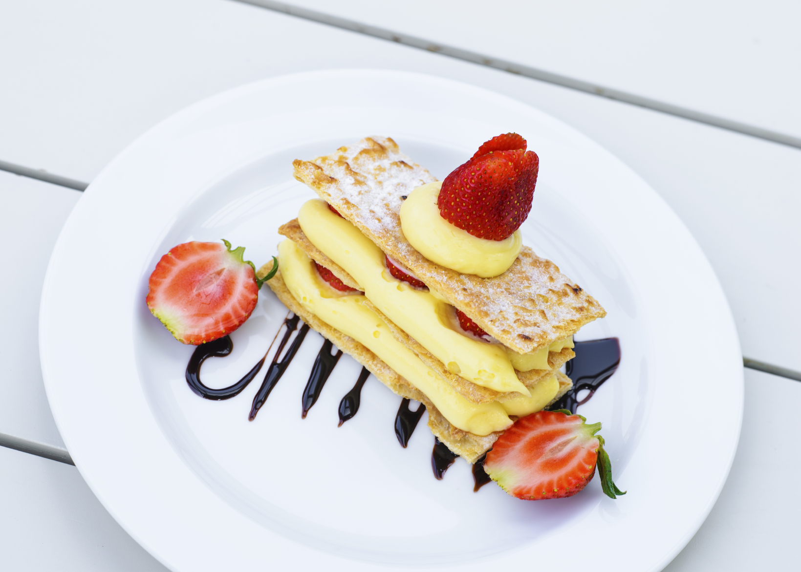 Mil hojas de hojaldre con crema pastelera y frutas