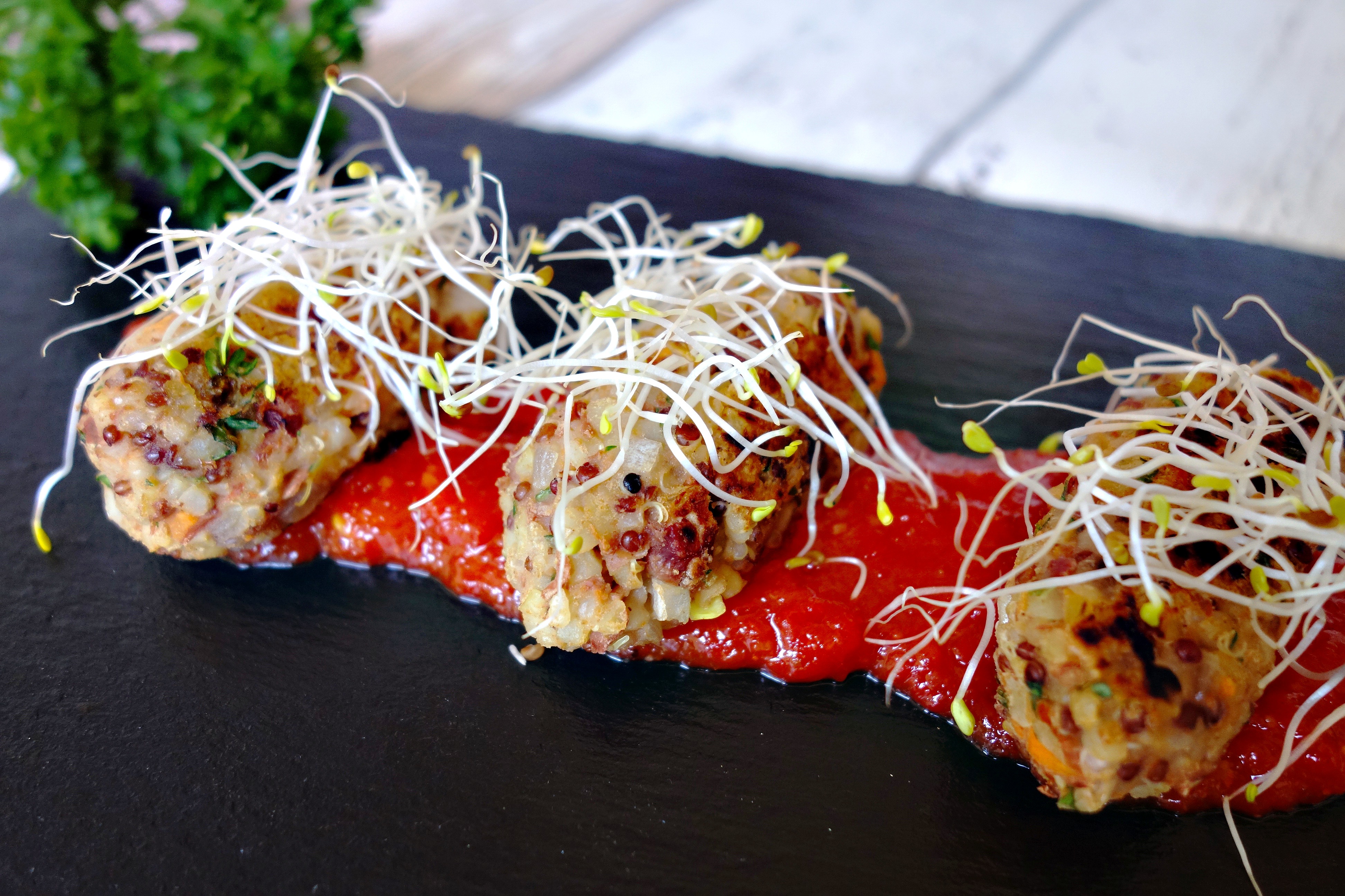 Mini croquetas de quinoa con chutney de tomate