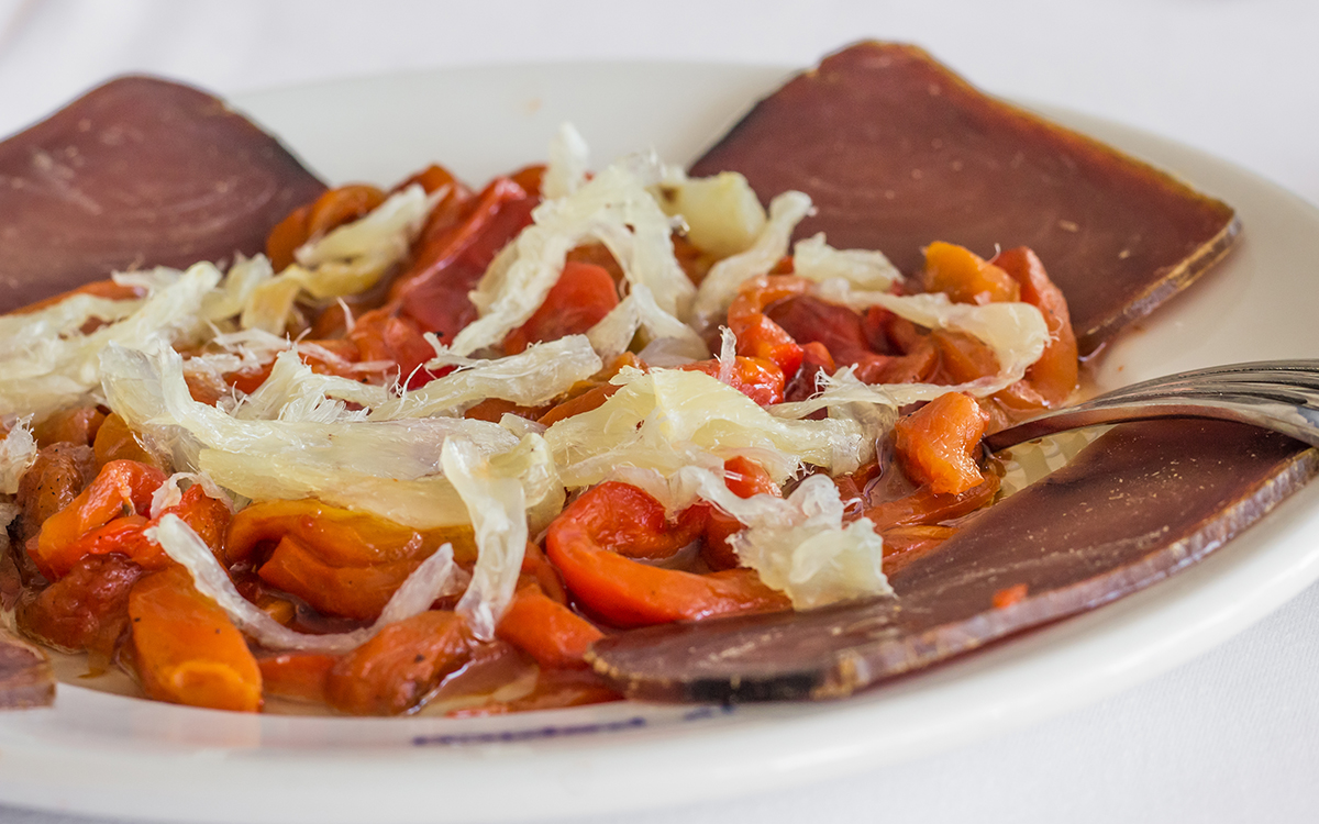 Mojama con ensalada de pimientos