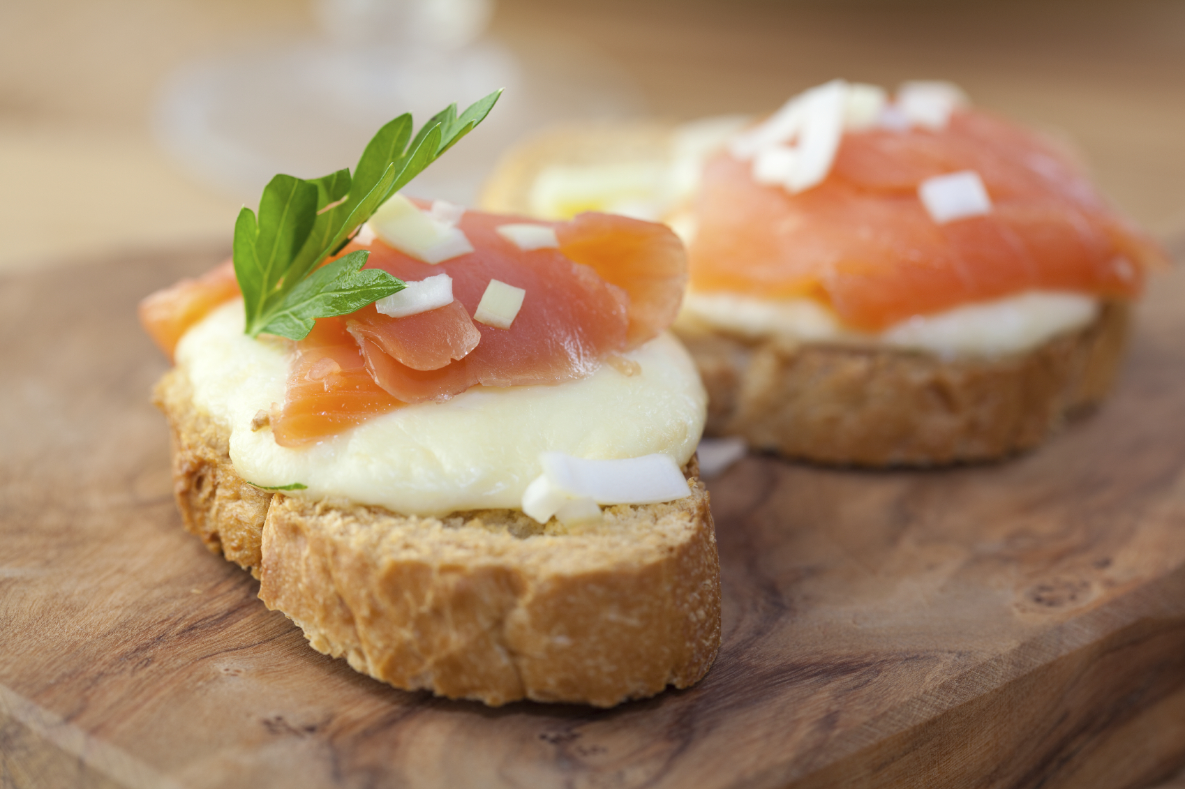 Montadito de salmón, puerro y queso de rulo