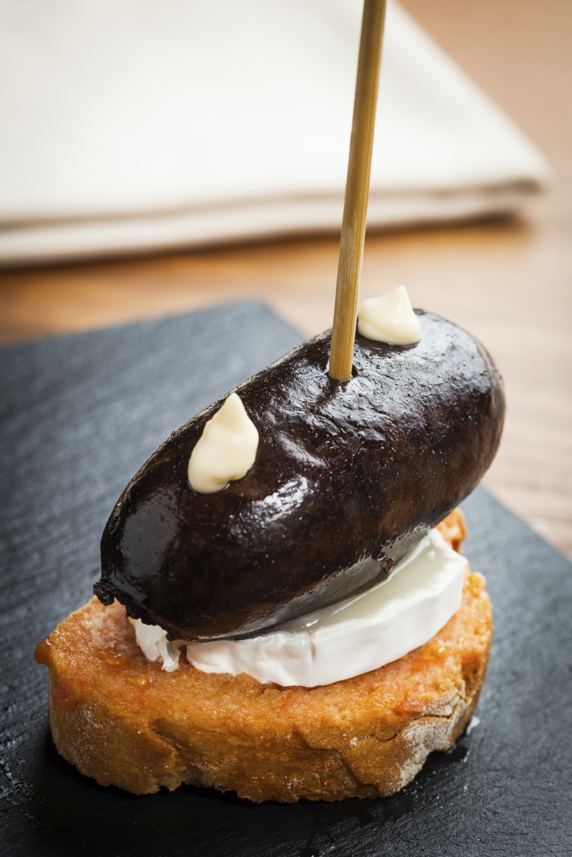 Montaditos de morcilla de burgos y queso de cabra