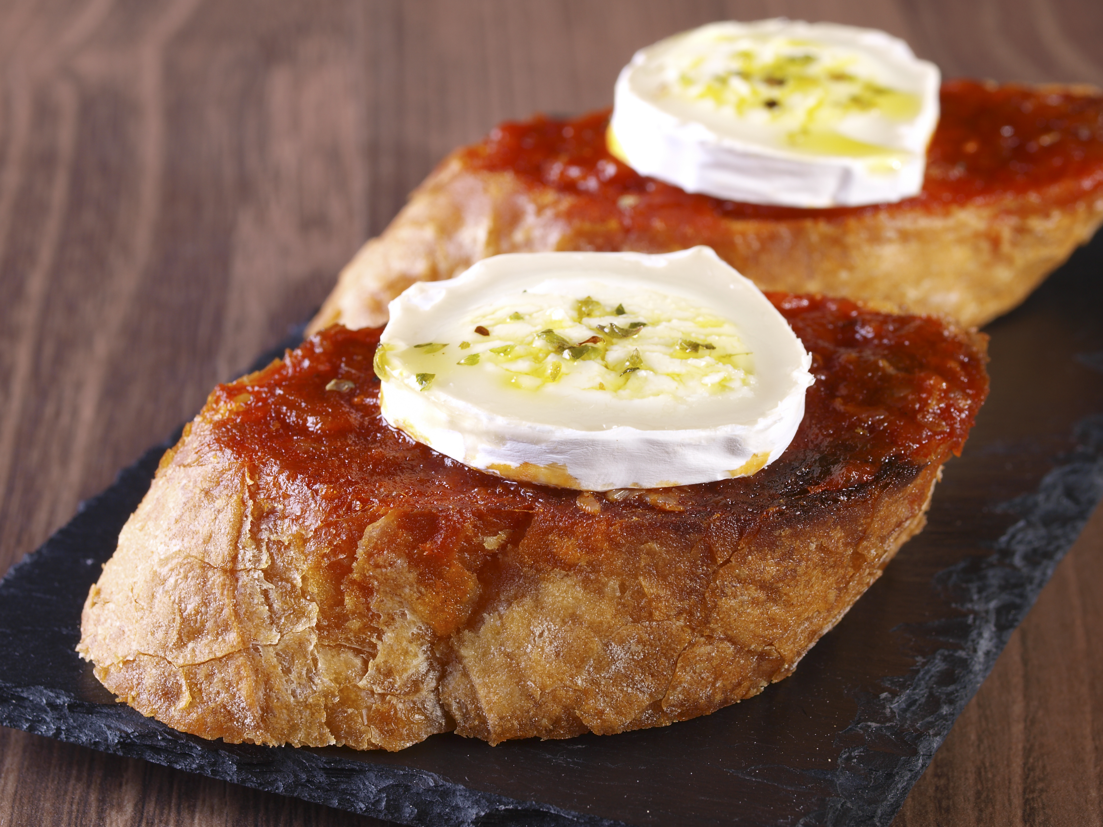 Canapés de sobrasada a la miel con queso de cabra