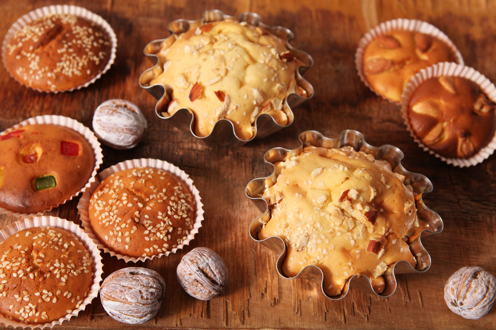 Muffins de algarroba con frutos secos y semillas de sésamo blanco