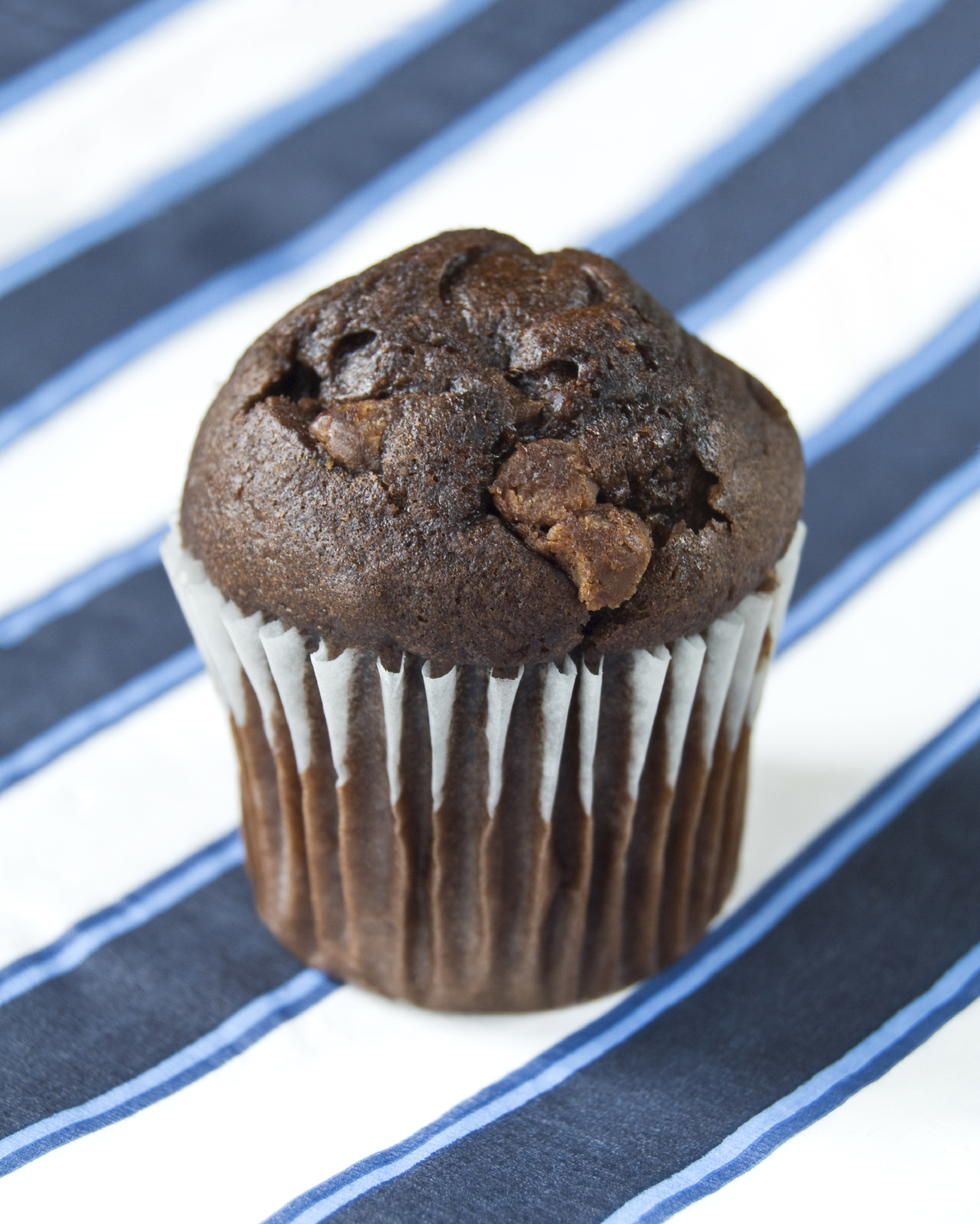 Muffins de chocolate con cacahuetes recubiertos de chocolate