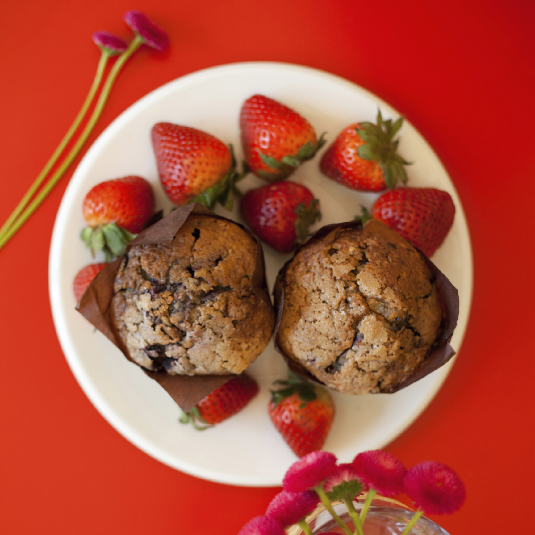 Muffins protéicos de plátano y fresas