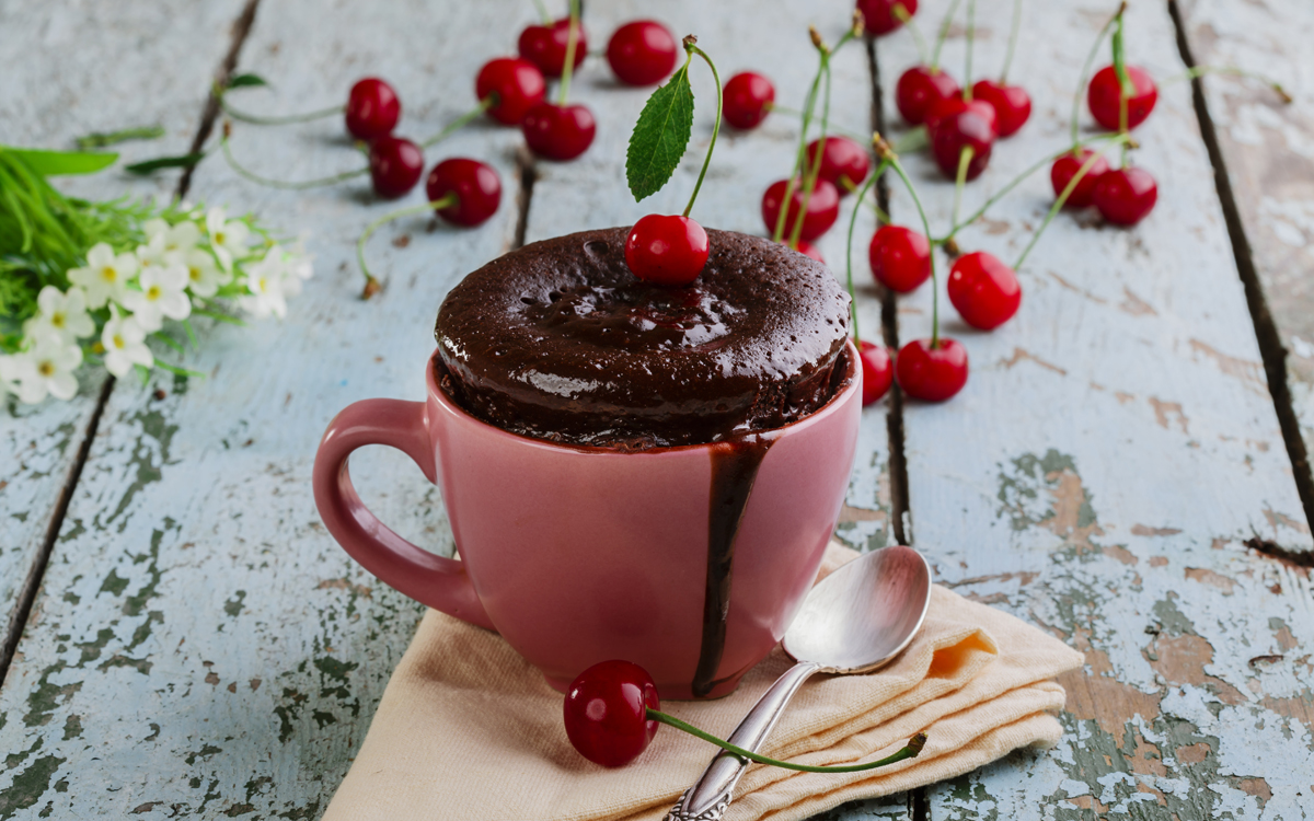 Mug cake de chocolate con cerezas