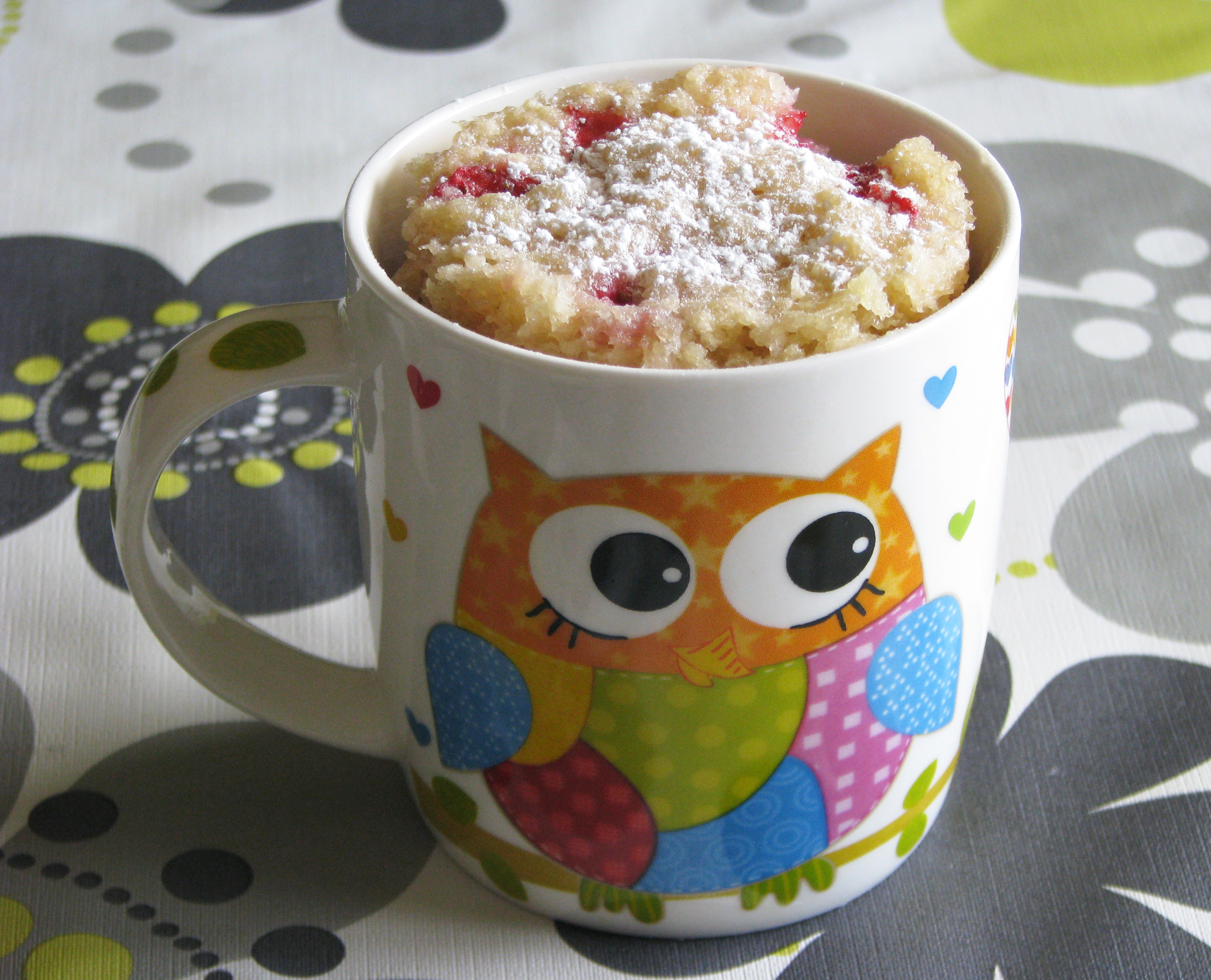 Mug cake de vainilla y fresas