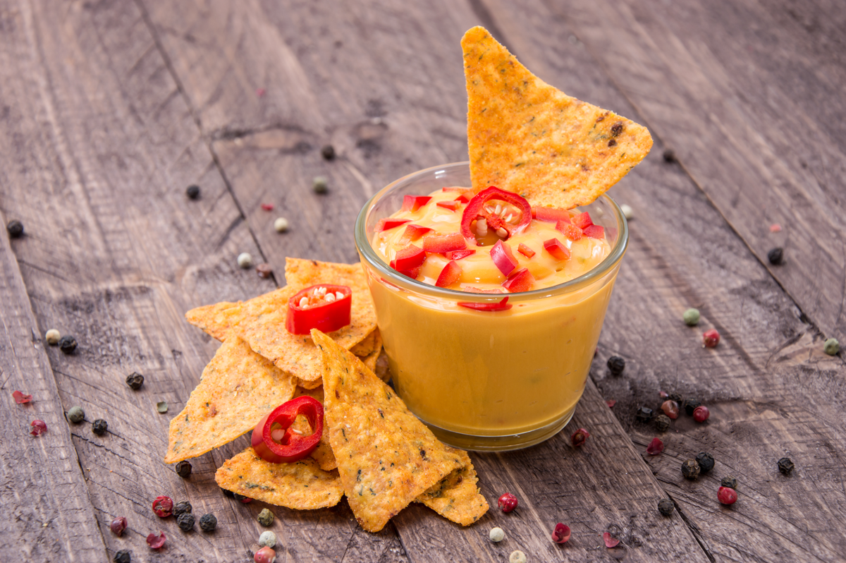 Nachos con salsa de queso