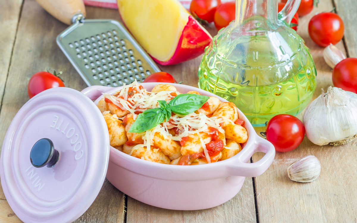 Ñoquis con tomate y albahaca