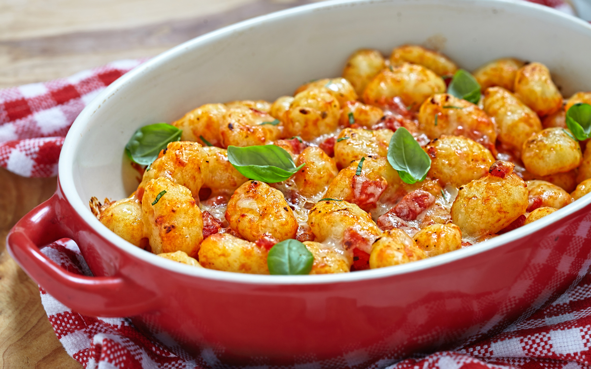 Ñoquis de patata con tomate, albahaca y queso 