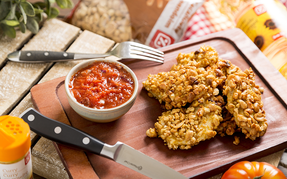 Nuggets de pollo con cacahuetes y salsa de tomate fresco