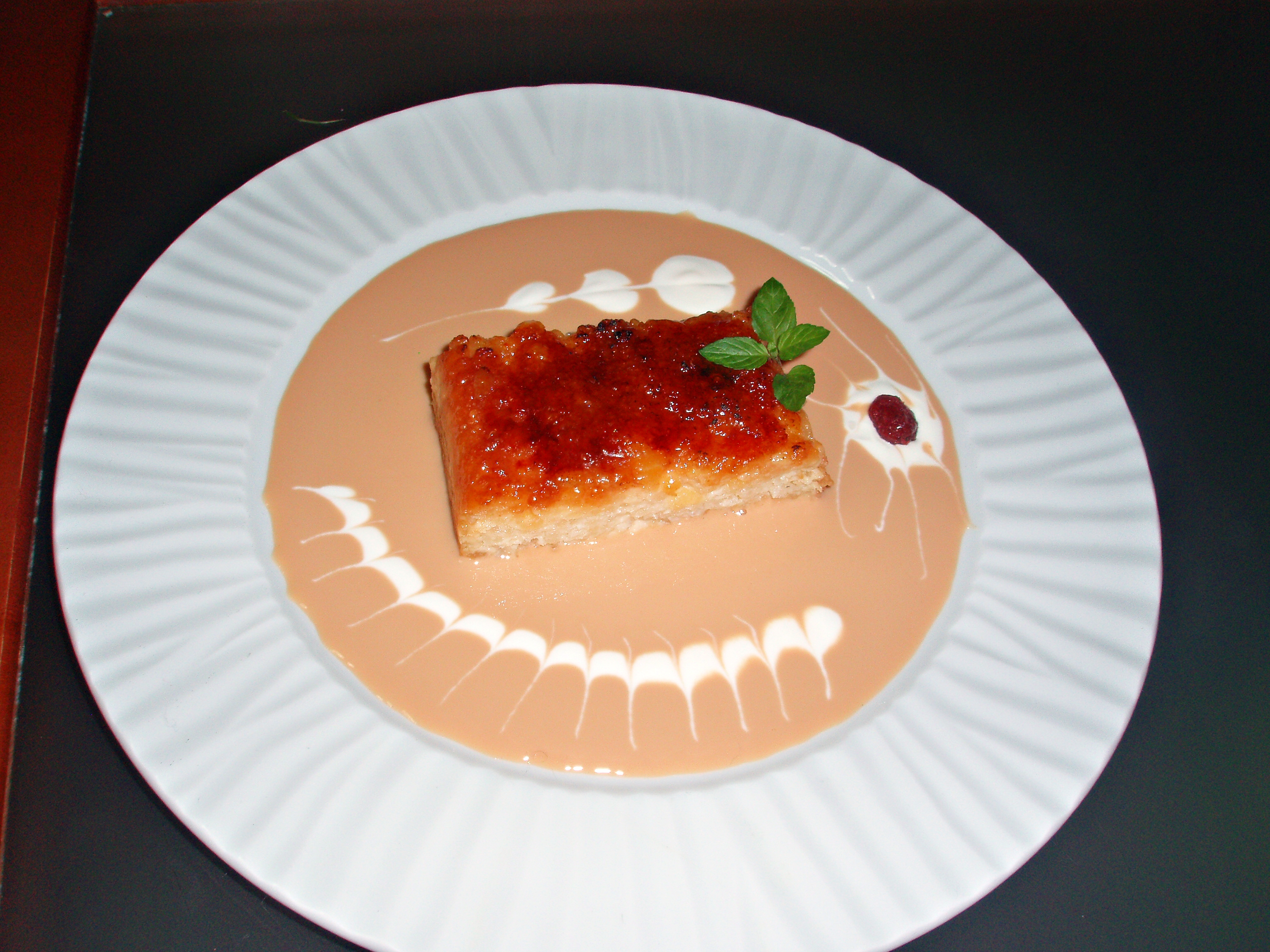 Pastel de arroz con leche caramelizado con salsa de toffee al cardamomo