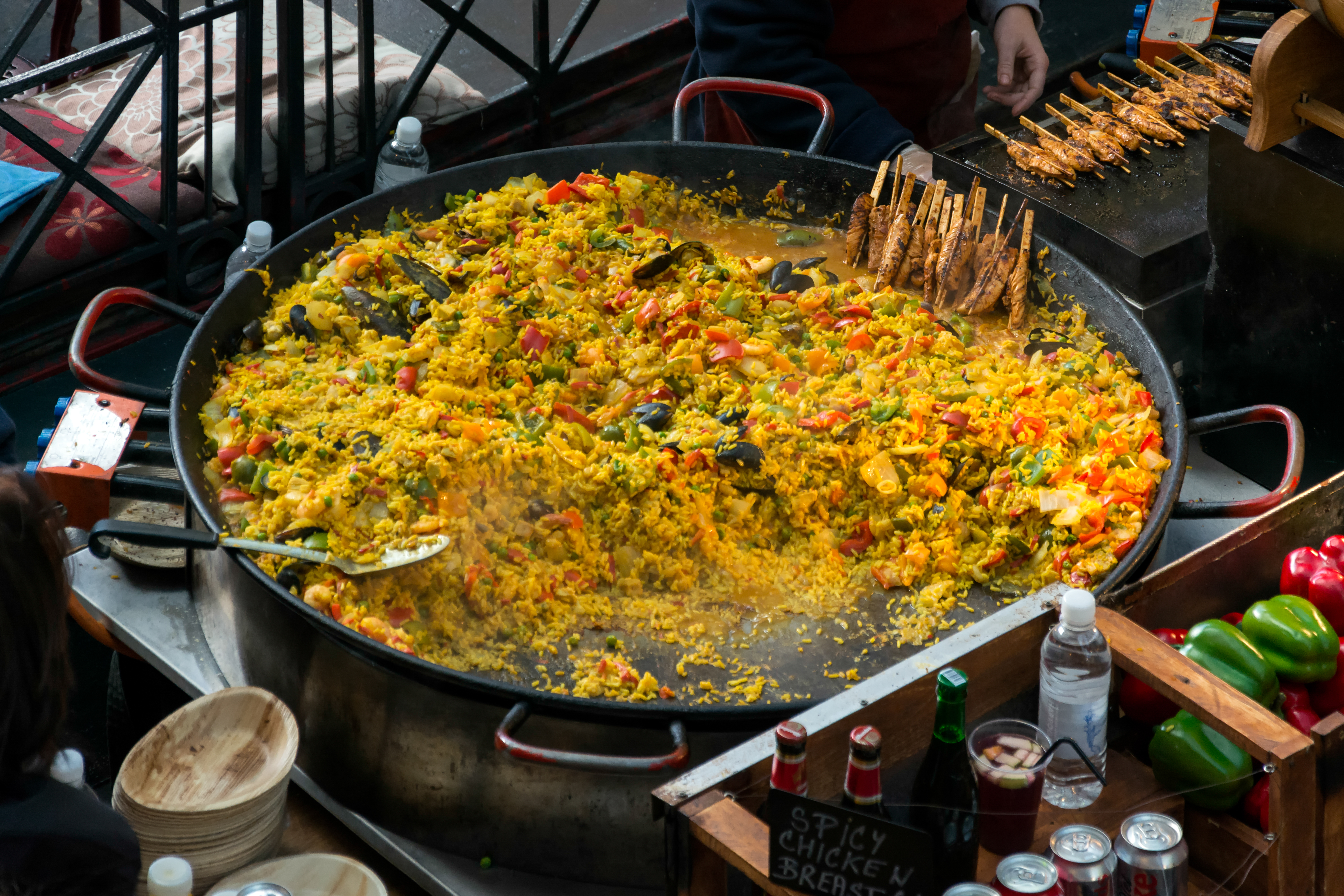 Paella de verduras y marisco