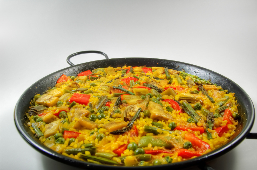 Paella de verduras con jamón