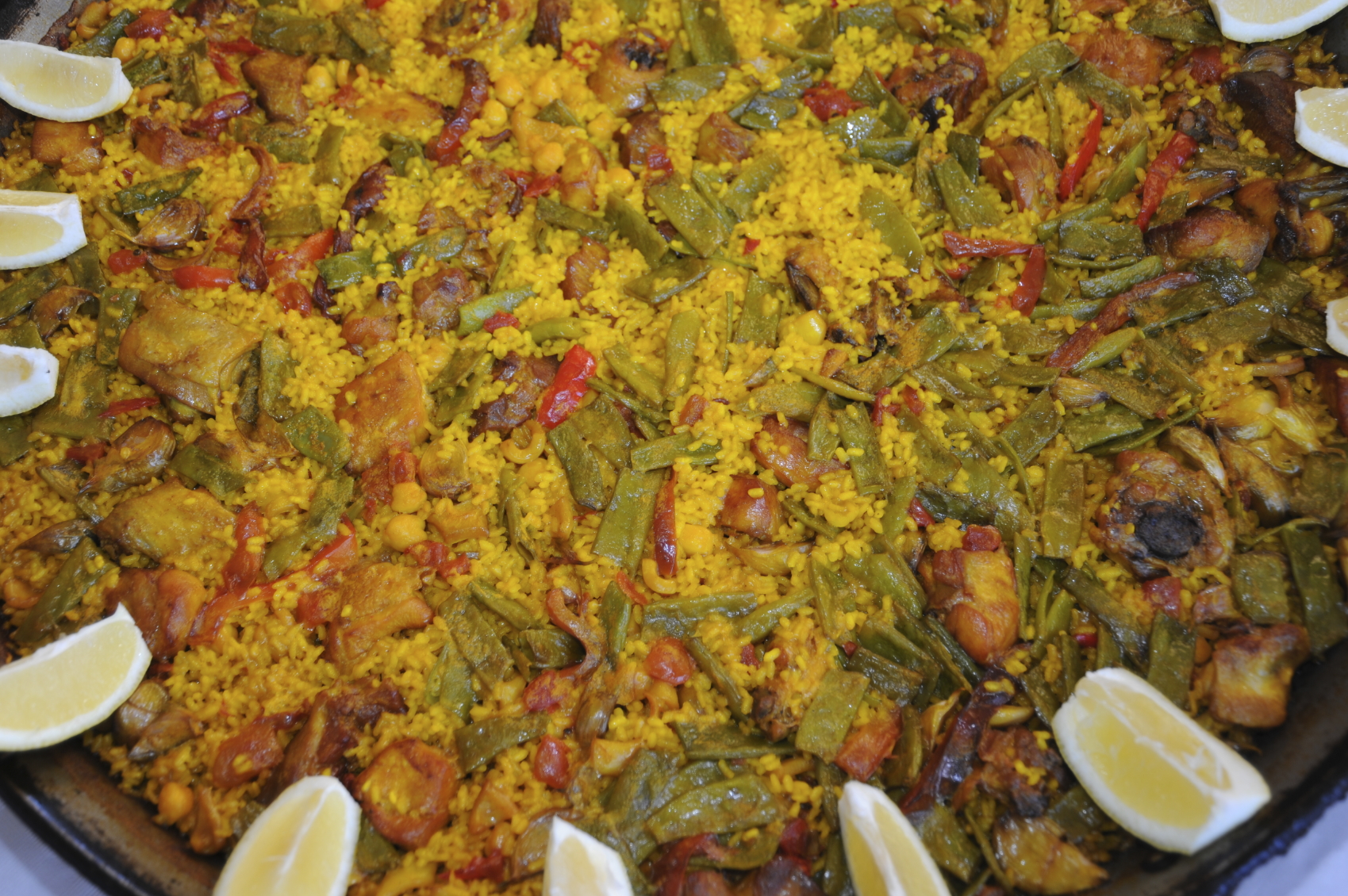 Paella de pollo y verduras