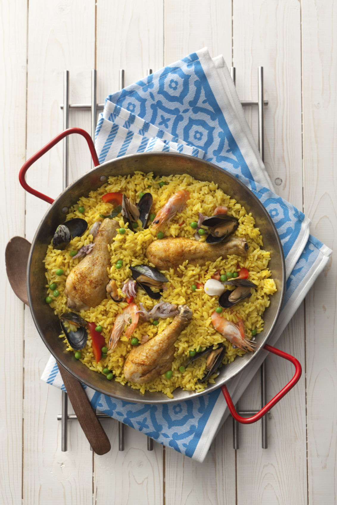 Paella mixta de pollo y mariscos