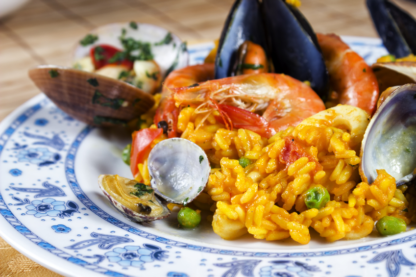 Paella con pollo, gambas, calamares y almejas