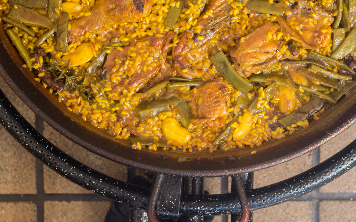 Así se hace una auténtica paella valenciana