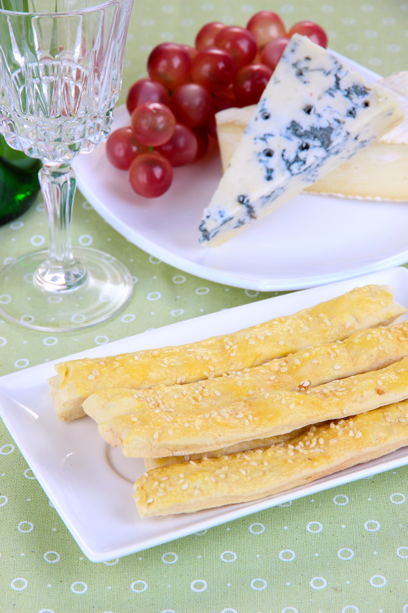 Palitos de hojaldre rebozados en queso rallado y sésamo