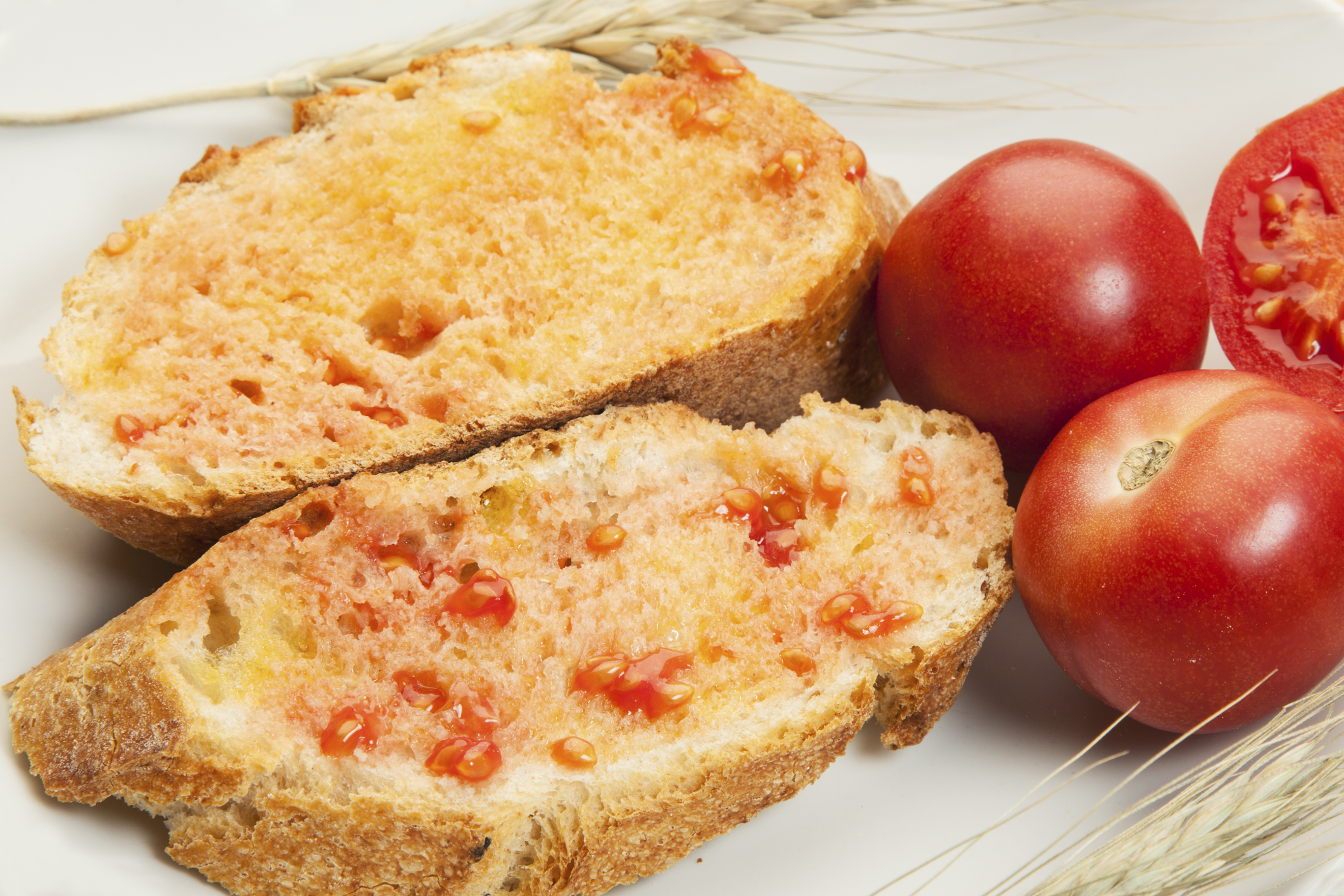 Pan con aceite y tomate natural